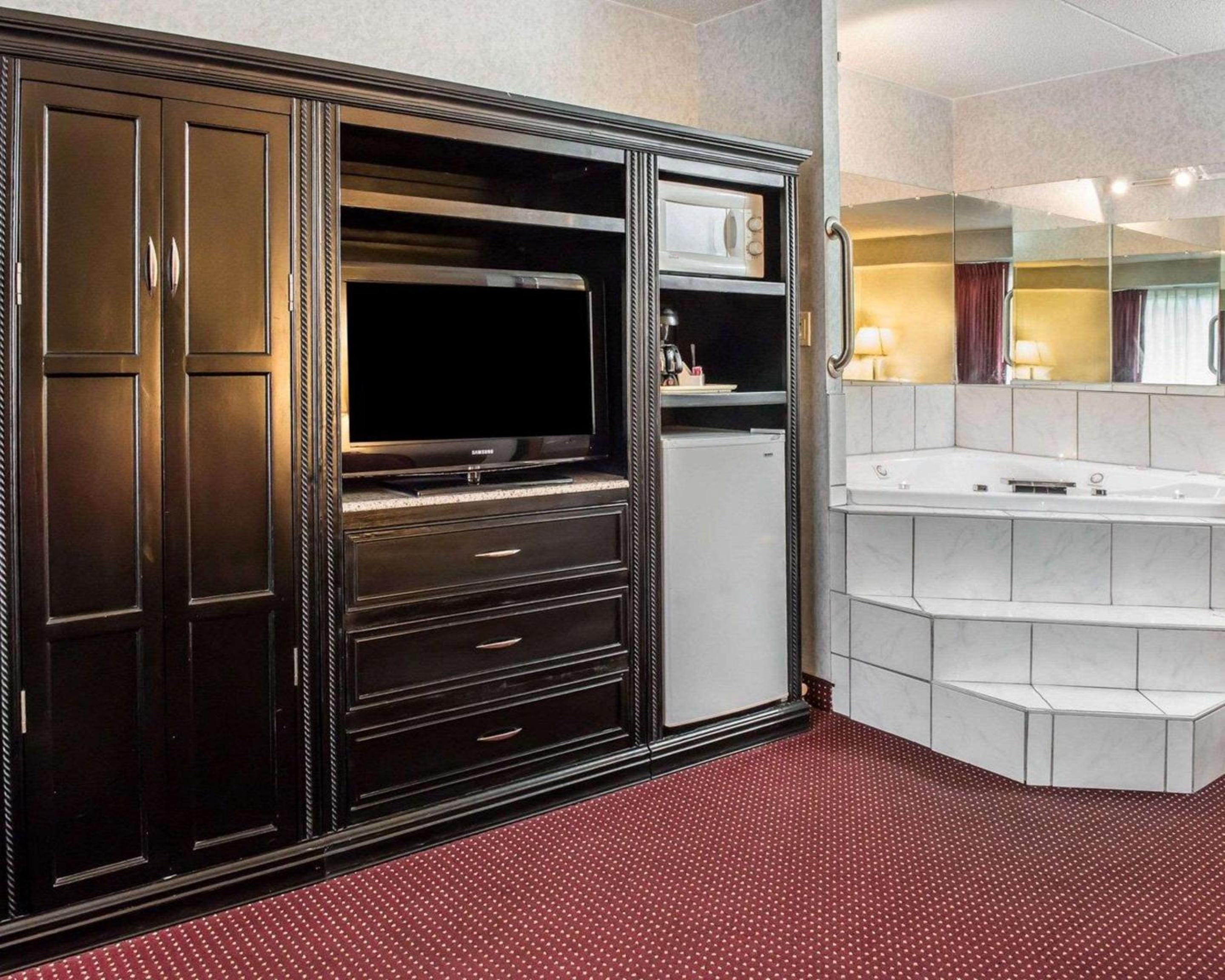 King Room with Hot Tub - Smoking - Photo 2