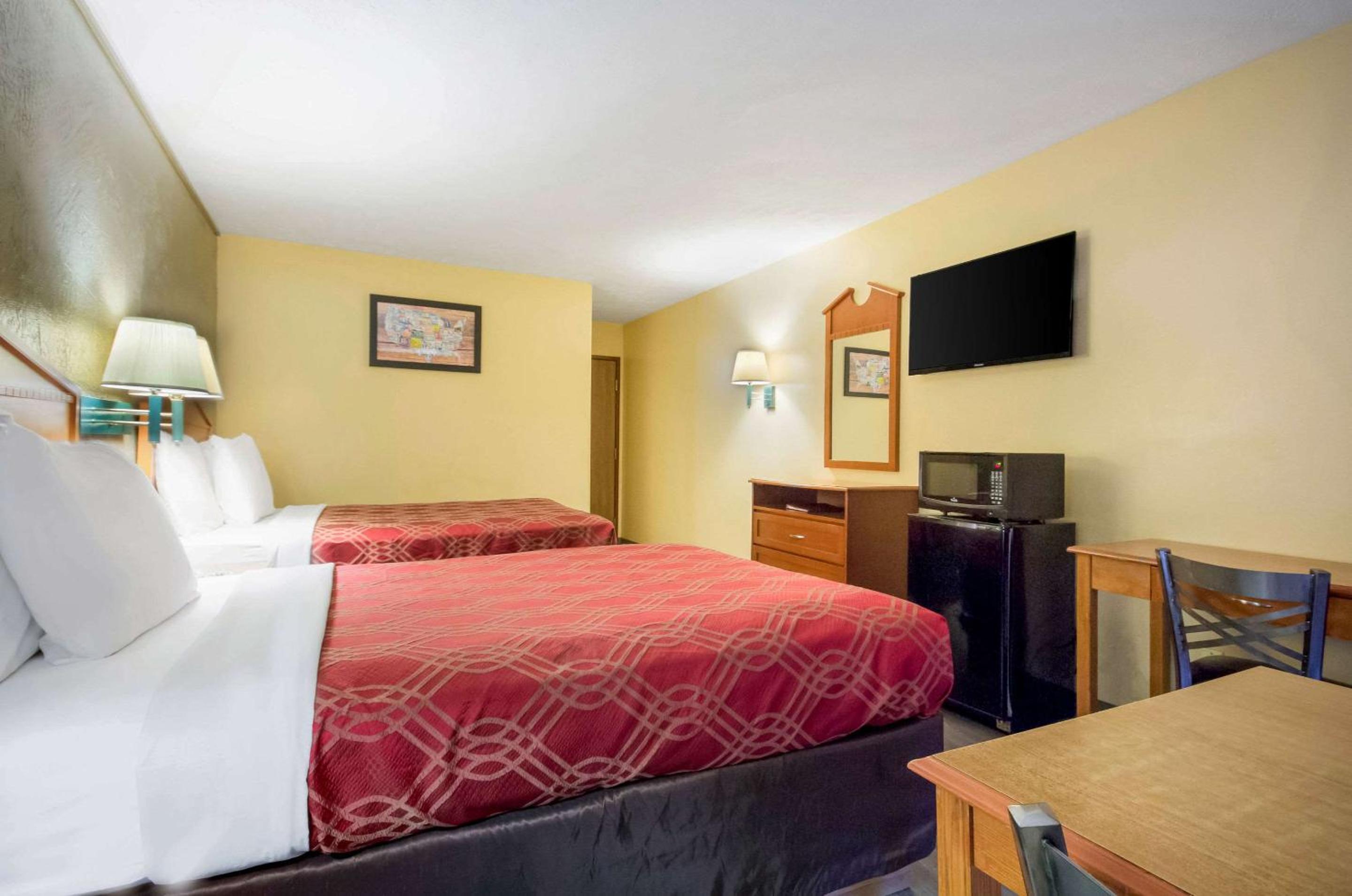 Queen Room with Two Queen Beds - Non-Smoking - Photo 1