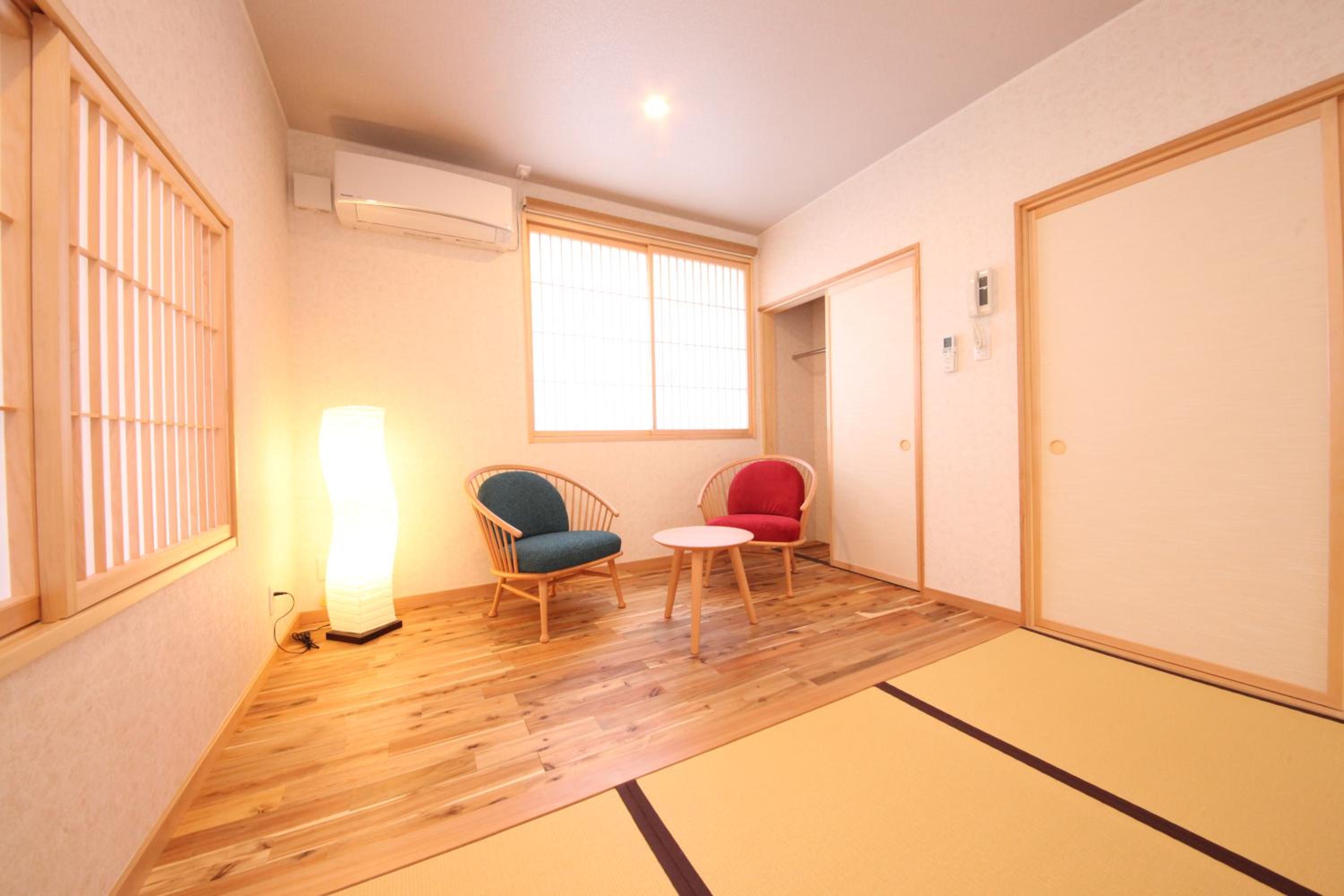 Superior Family Room thumbnail 6
