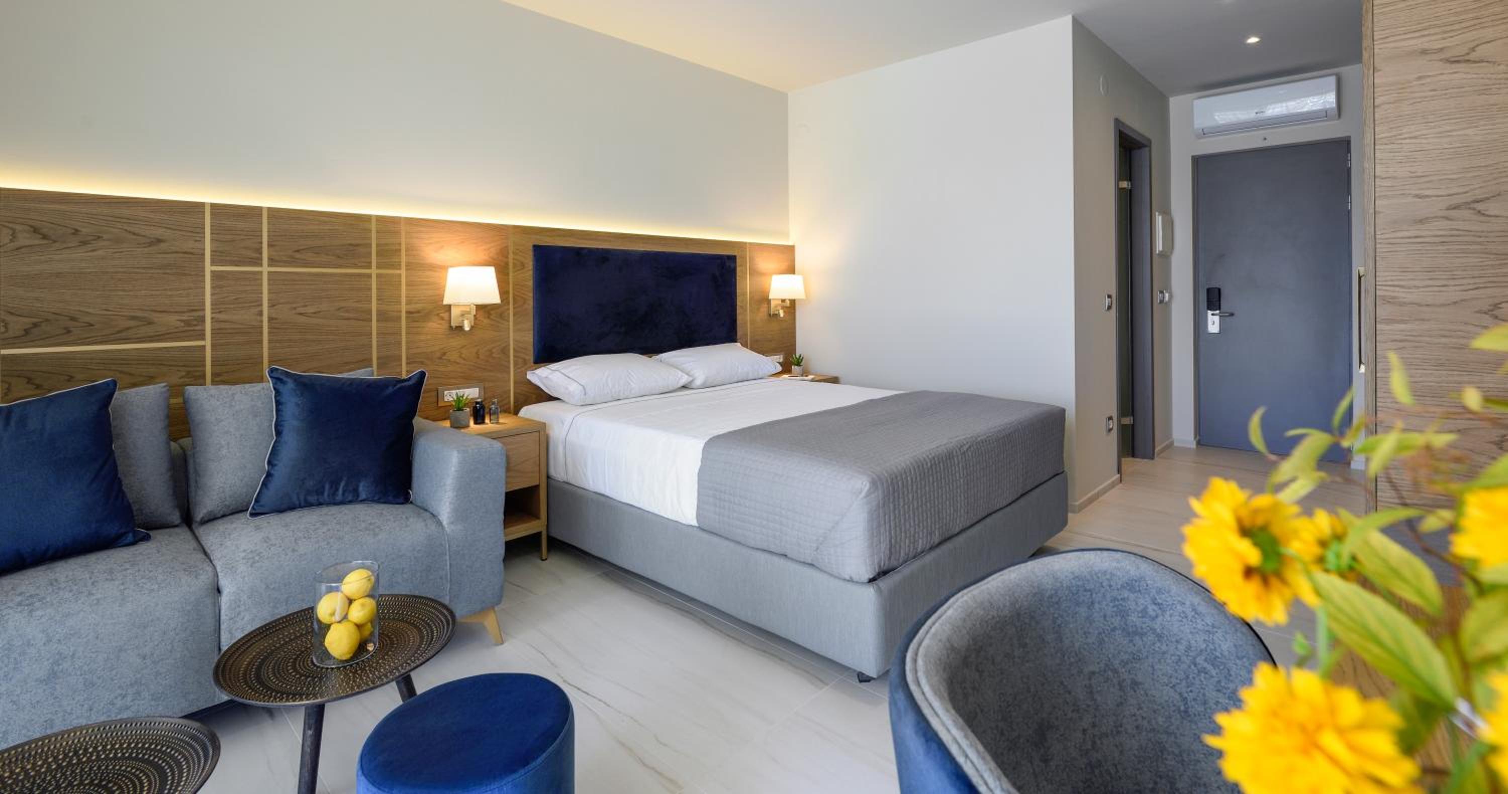 Deluxe Suite with Pool View photo 2