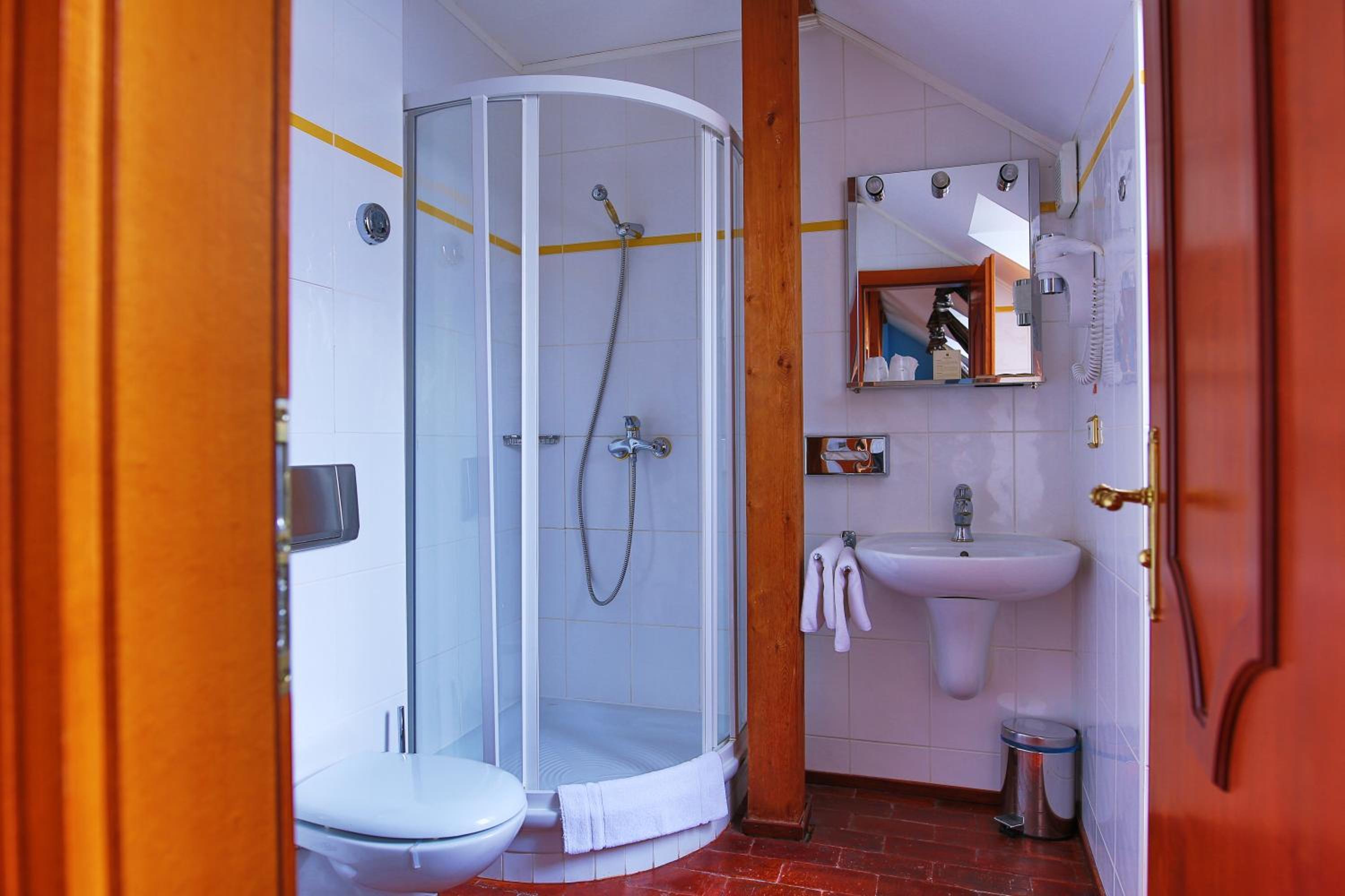 Deluxe Double Room - Photo 9