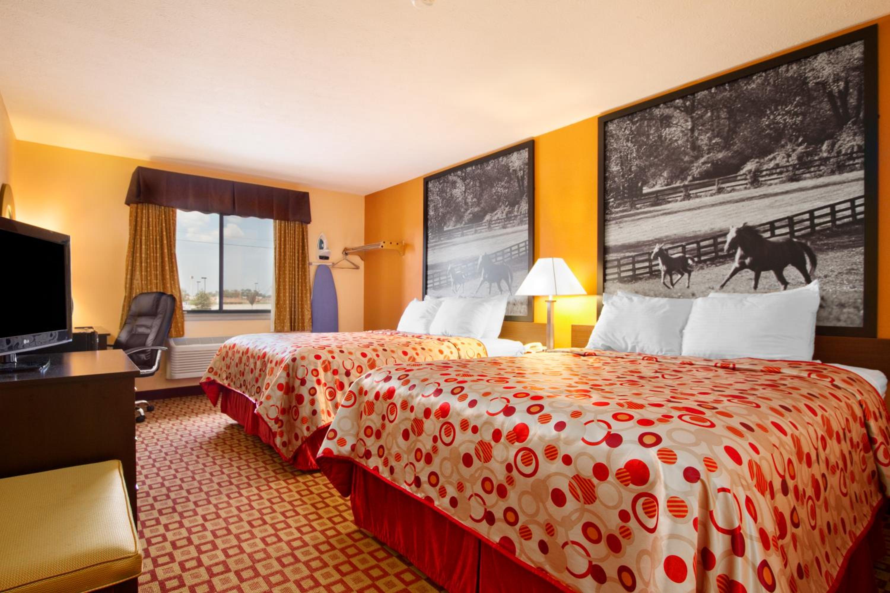 Queen Room with Two Queen Beds - Non-Smoking - Photo 1