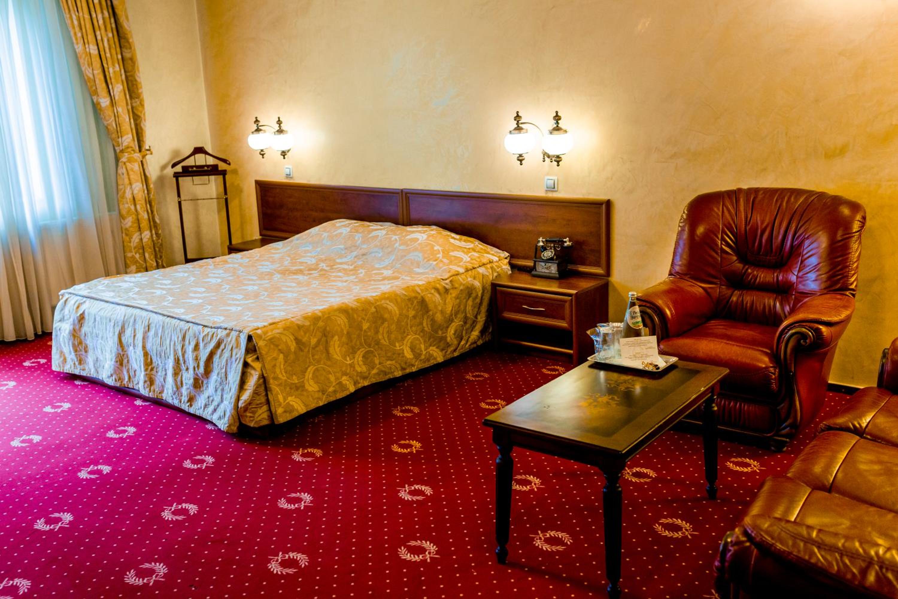 Deluxe Double Room with Balcony photo 3
