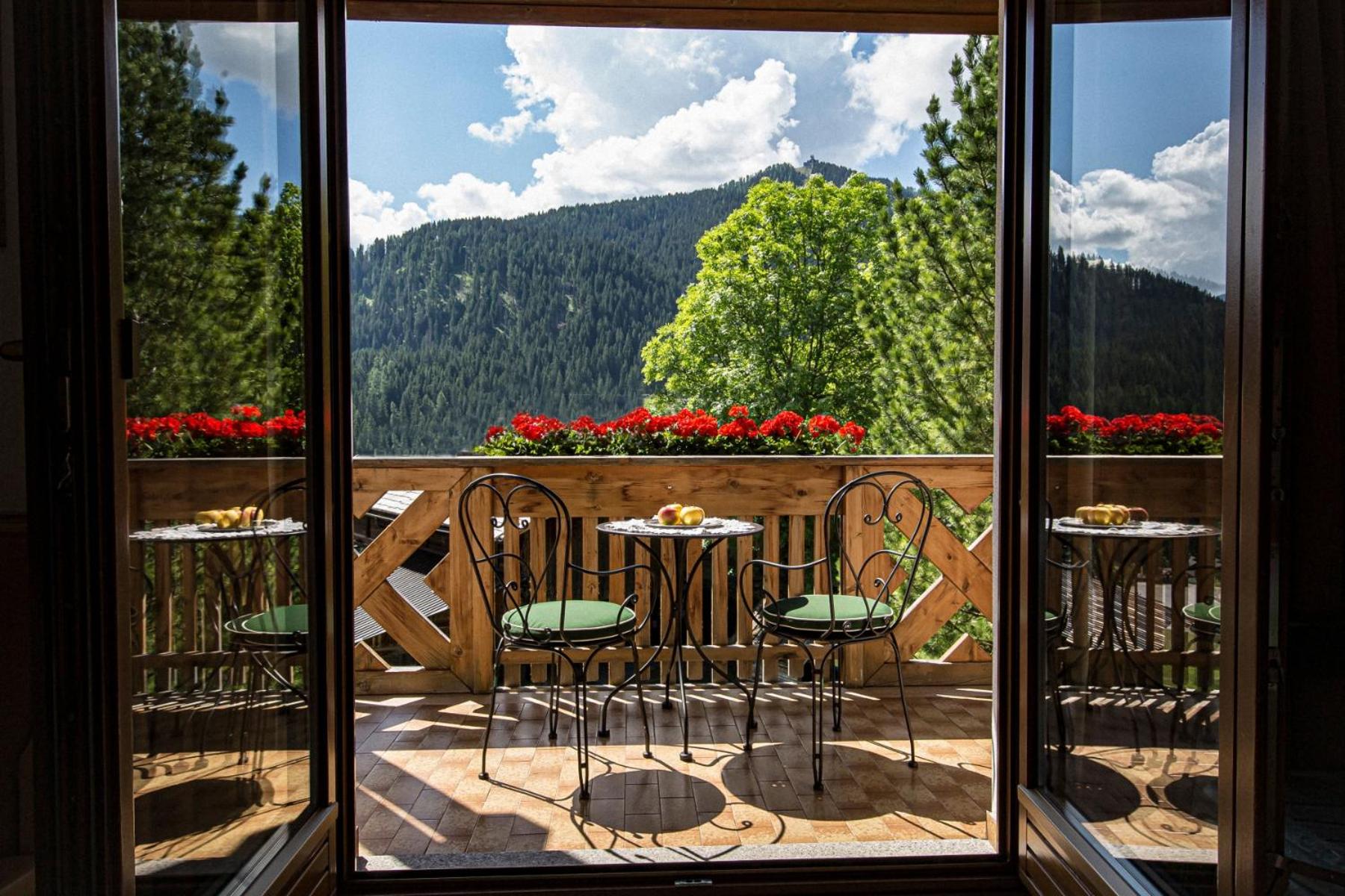 Superior One-Bedroom Apartment with Balcony and Mountain View - Photo 12
