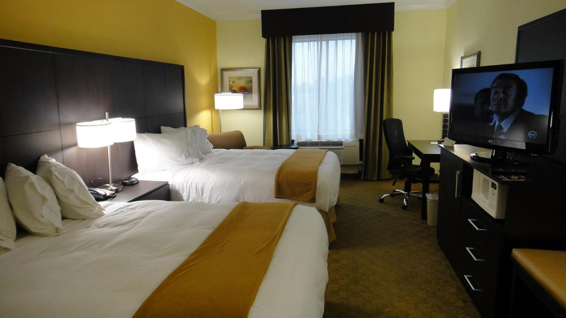 One-Bedroom Queen Suite with Two Queen Beds - Photo 5