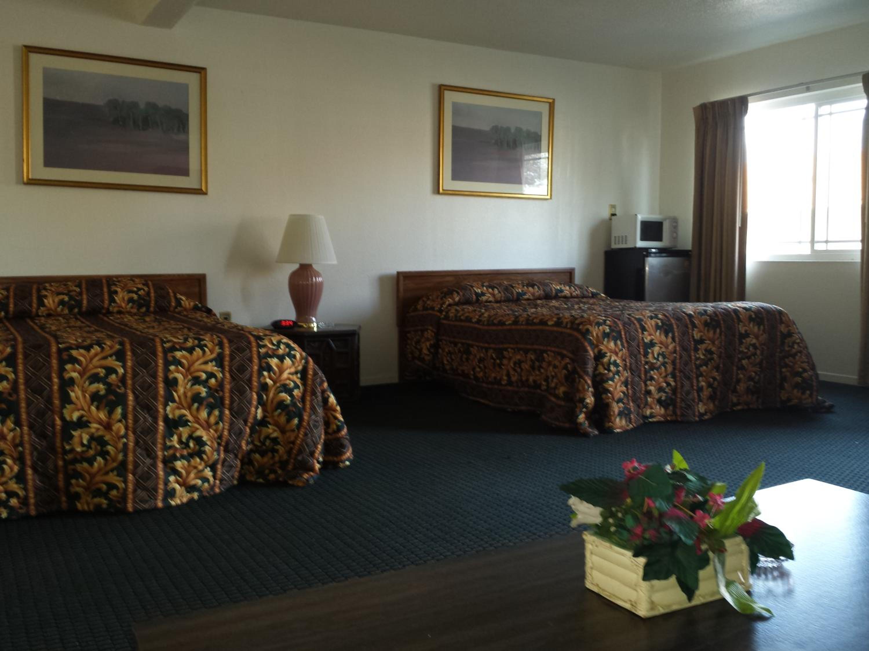 Queen Room with Two Queen Beds - Photo 6
