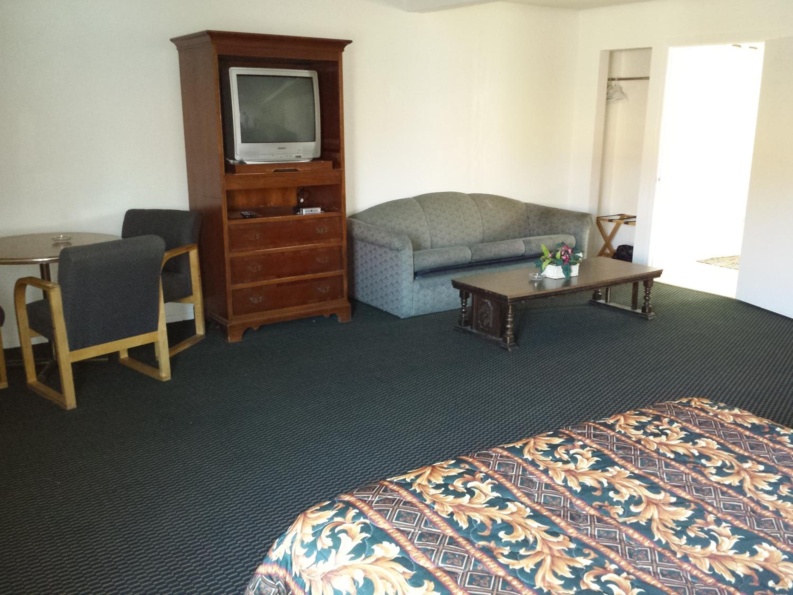 Queen Room with Two Queen Beds - Photo 2