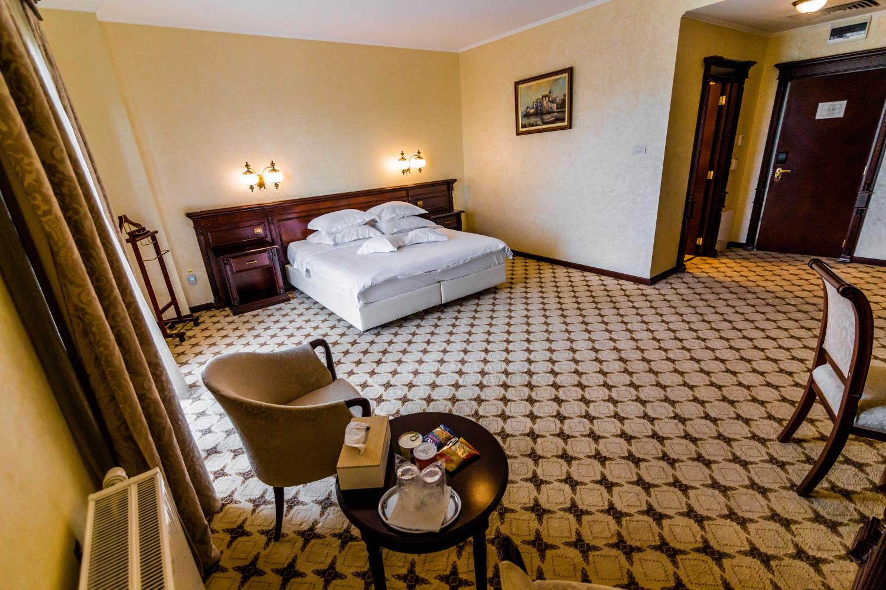 Queen Room with Balcony photo 1