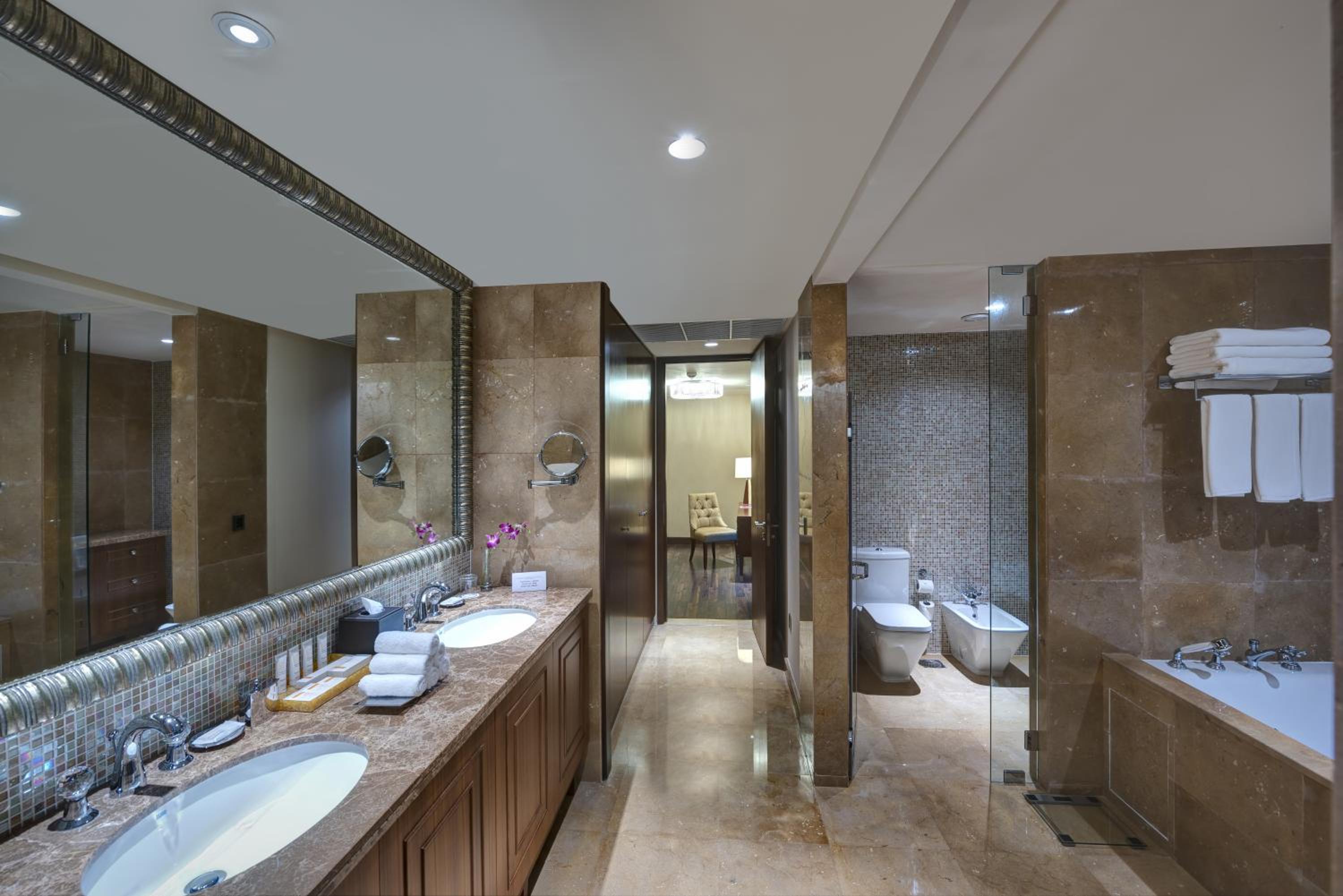 One-Bedroom Suite - Photo 12