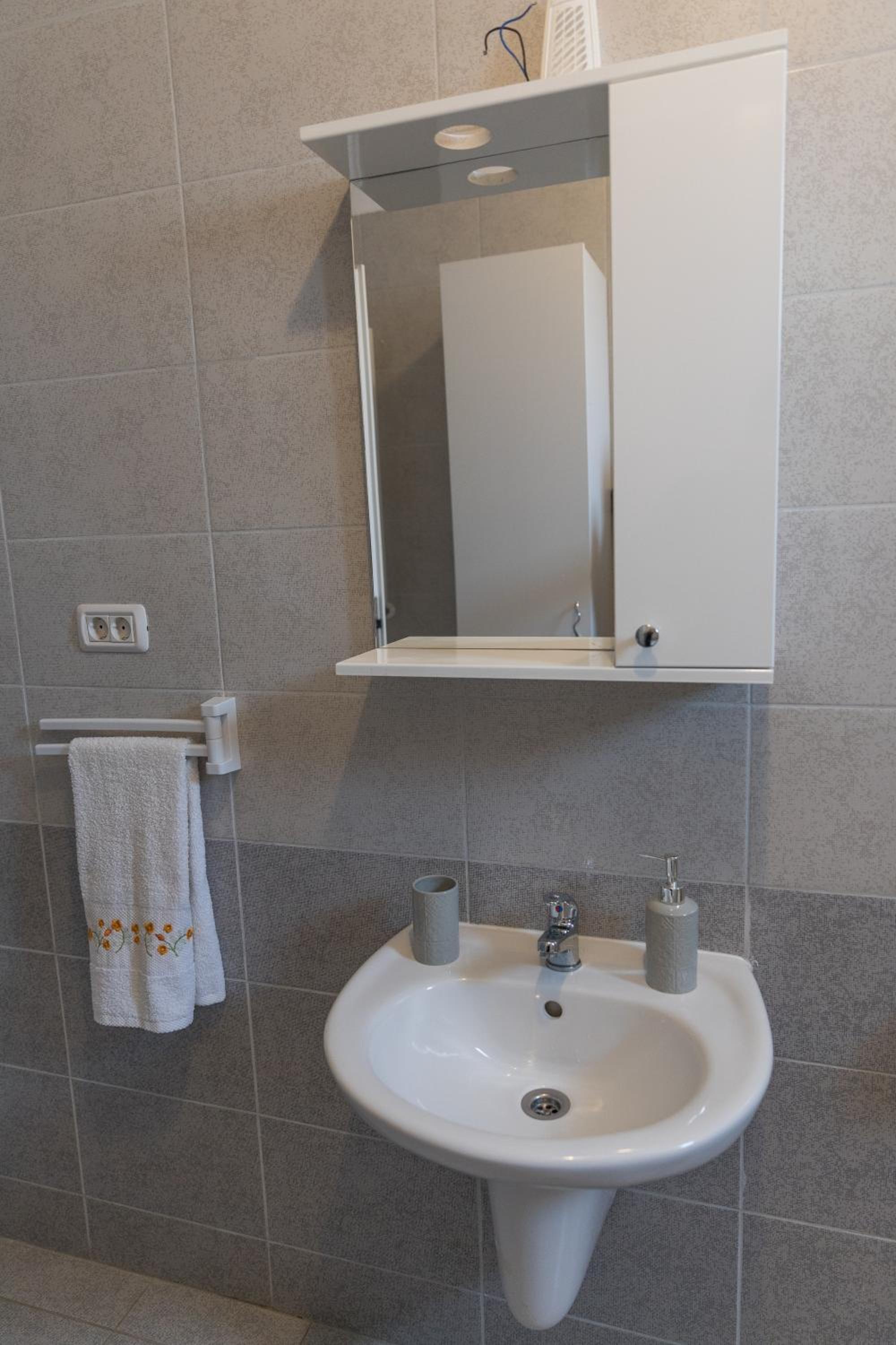 One-Bedroom Apartment - Photo 3