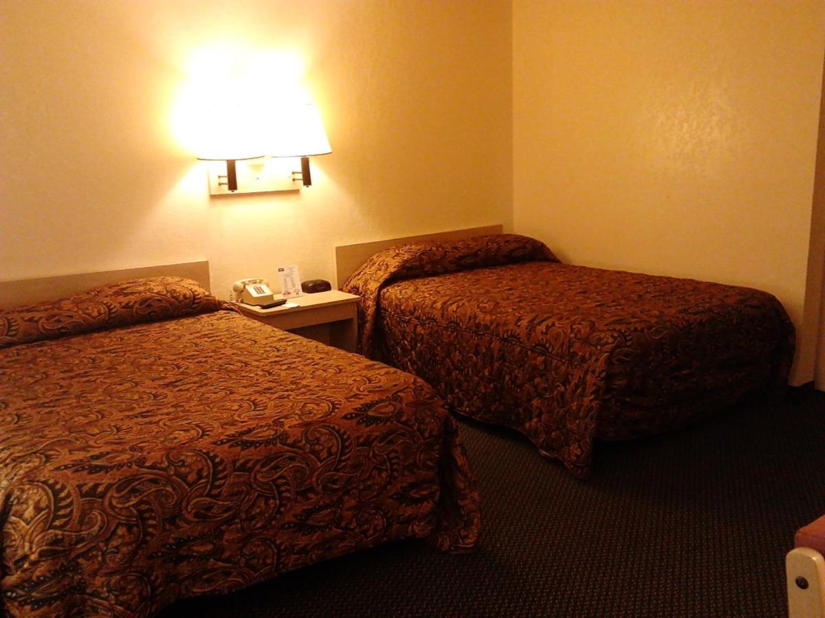 Double Room with Two Double Beds - Smoking photo 2