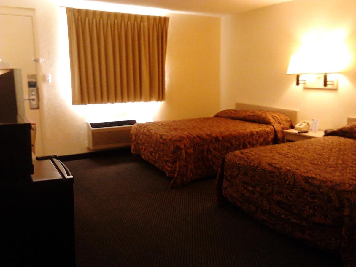 Double Room with Two Double Beds - Smoking photo 1