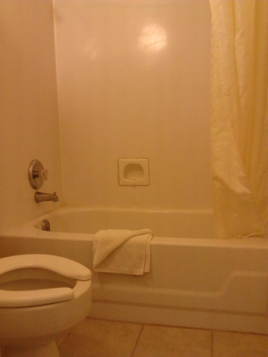 Queen Room - Non-Smoking photo 3