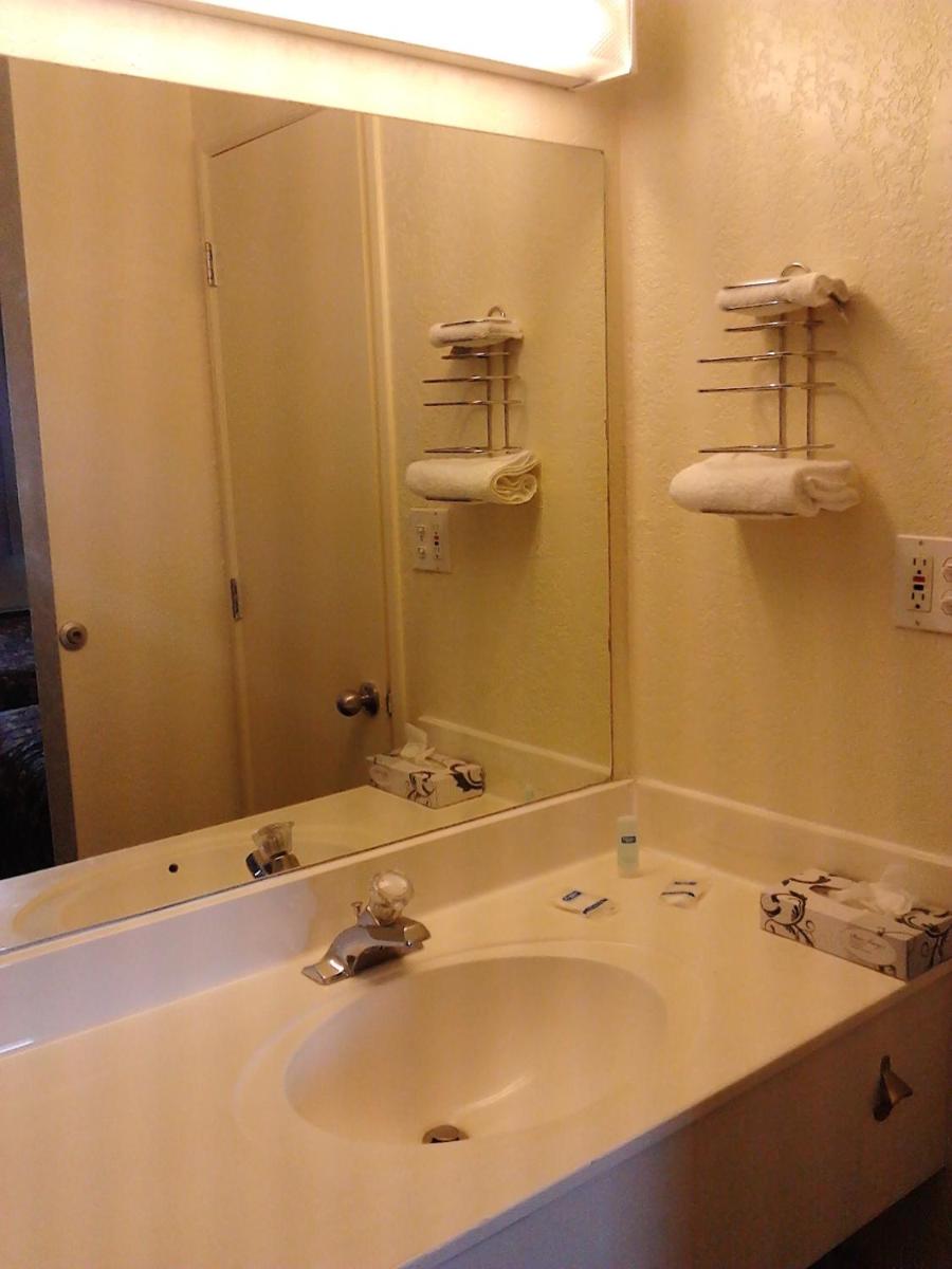 Queen Room - Non-Smoking photo 2