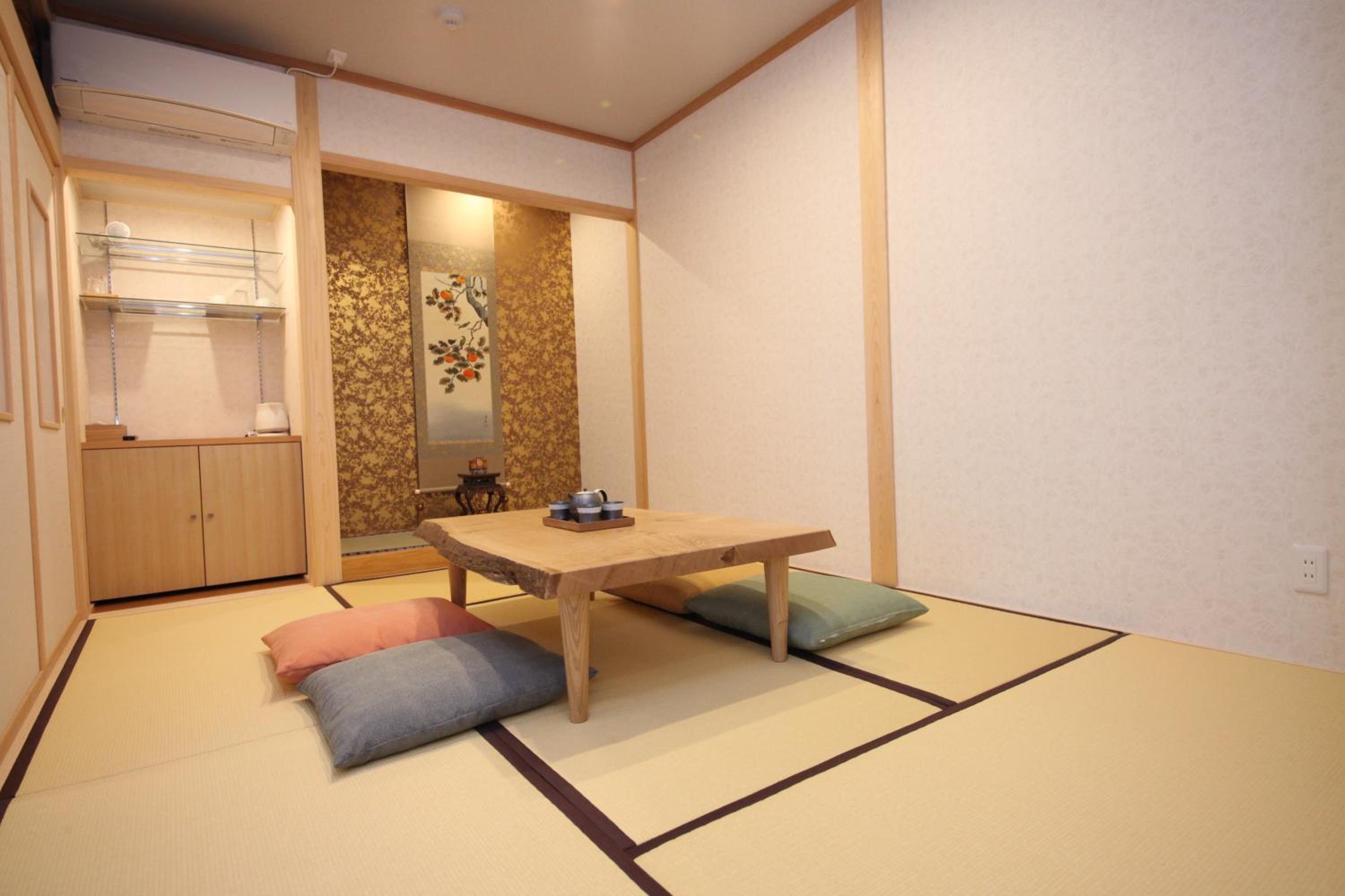 Suite with Garden View thumbnail 6