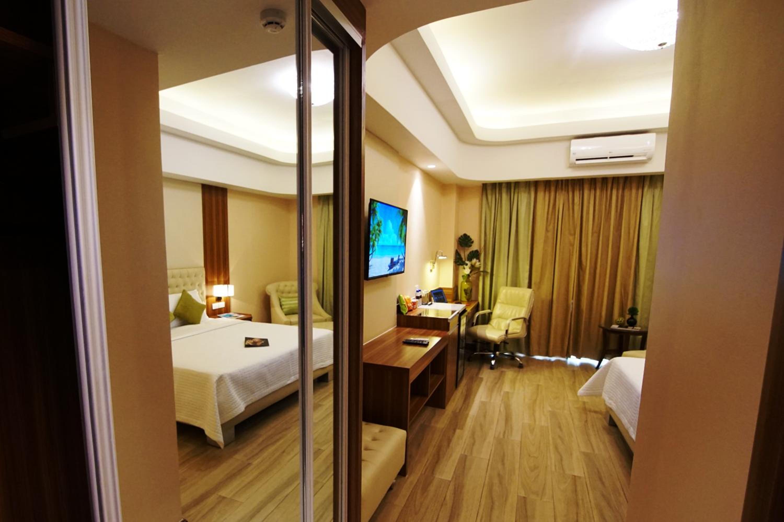 Executive Room - Photo 7