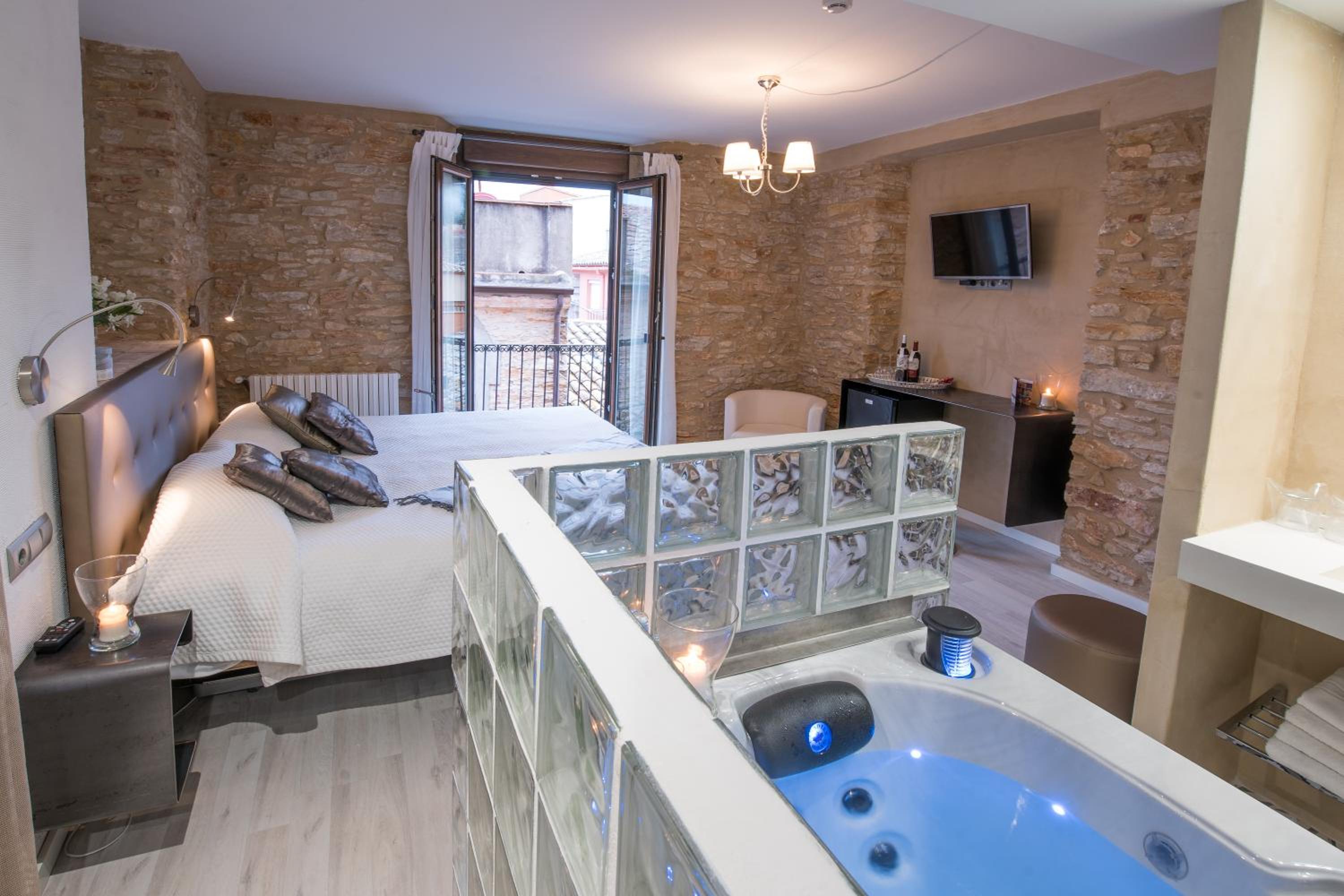 Deluxe Suite with Spa Bath - Photo 5