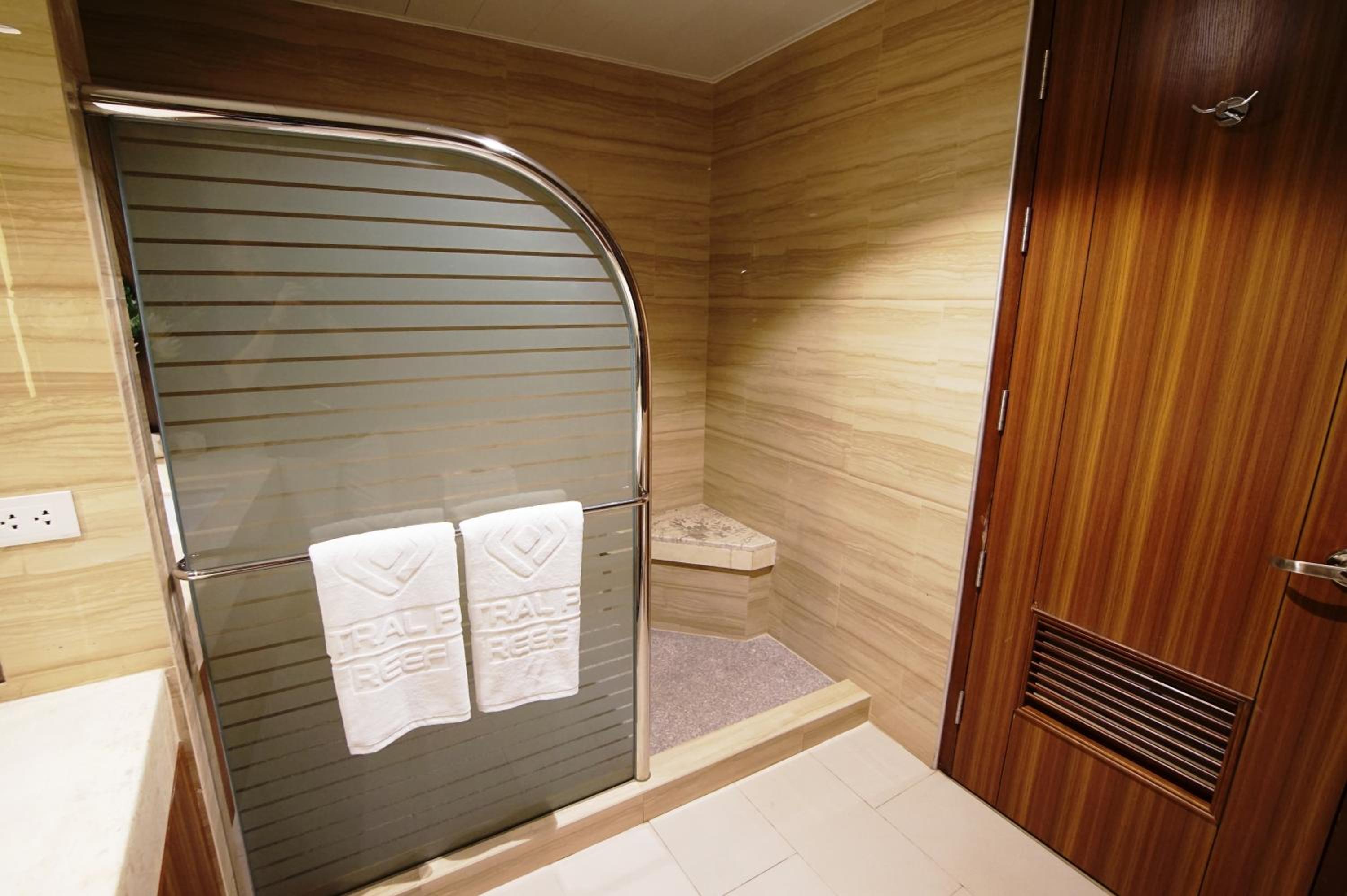 Executive Room - Photo 9