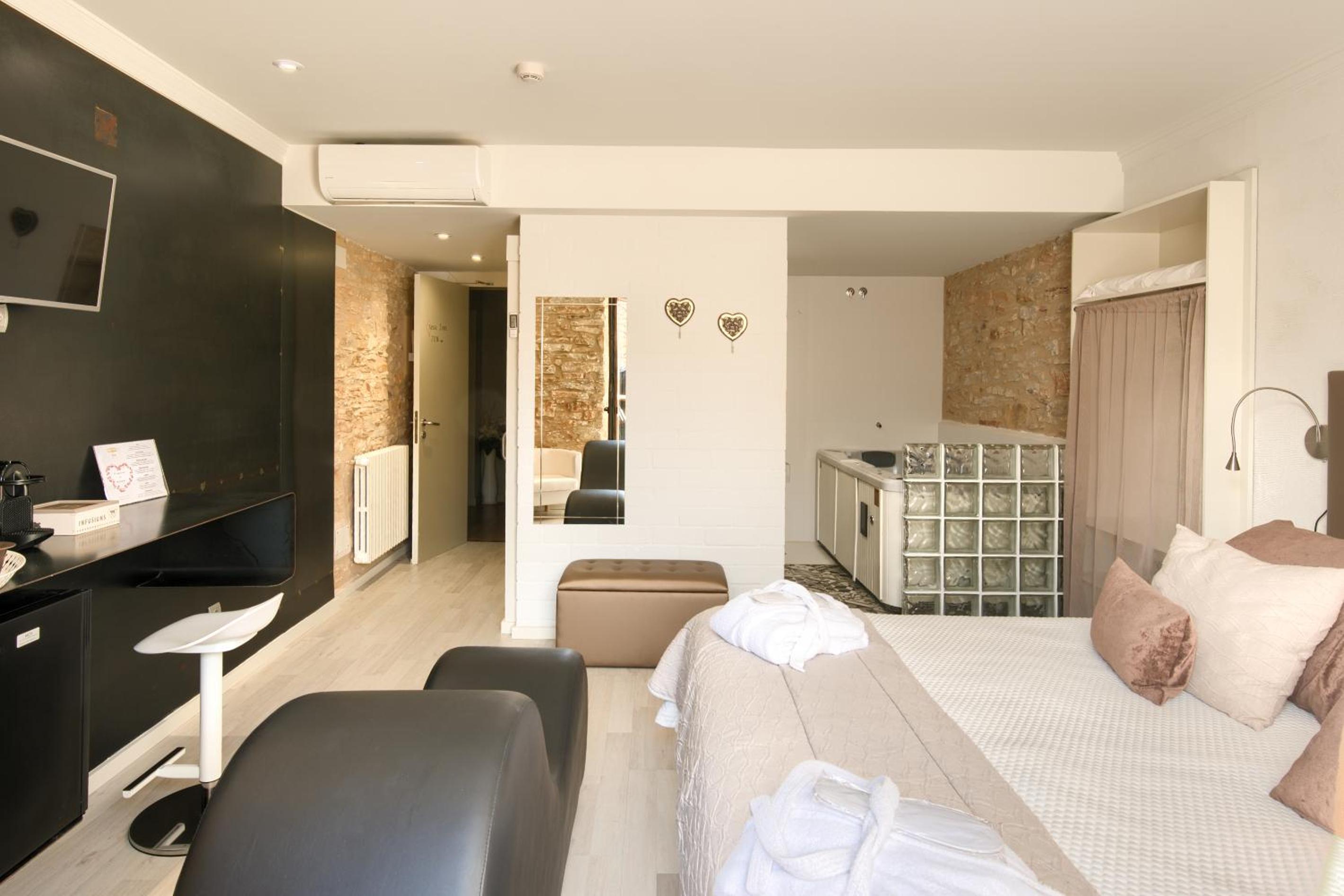 Deluxe Suite with Spa Bath - Photo 3
