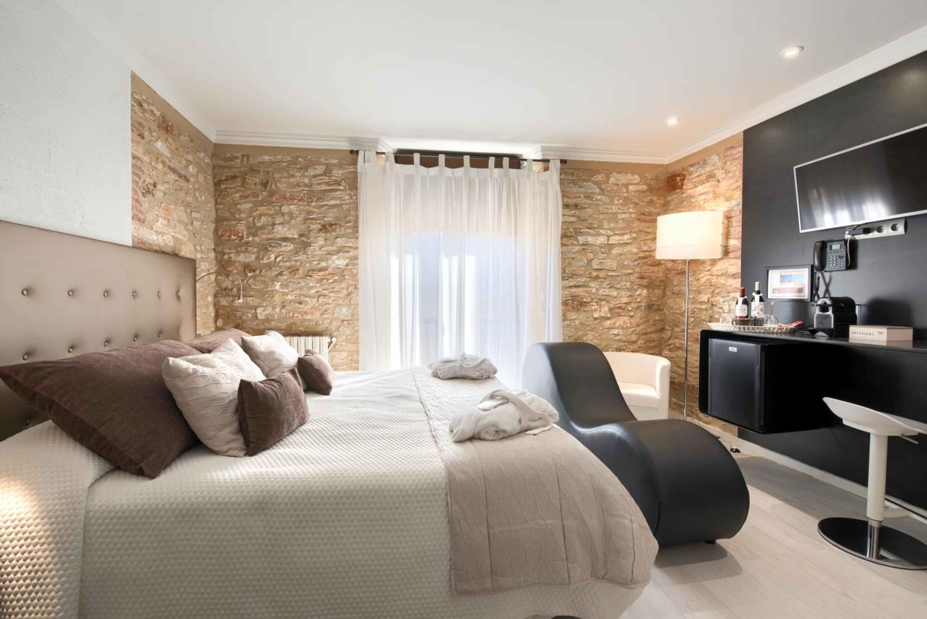 Deluxe Suite with Spa Bath - Photo 1