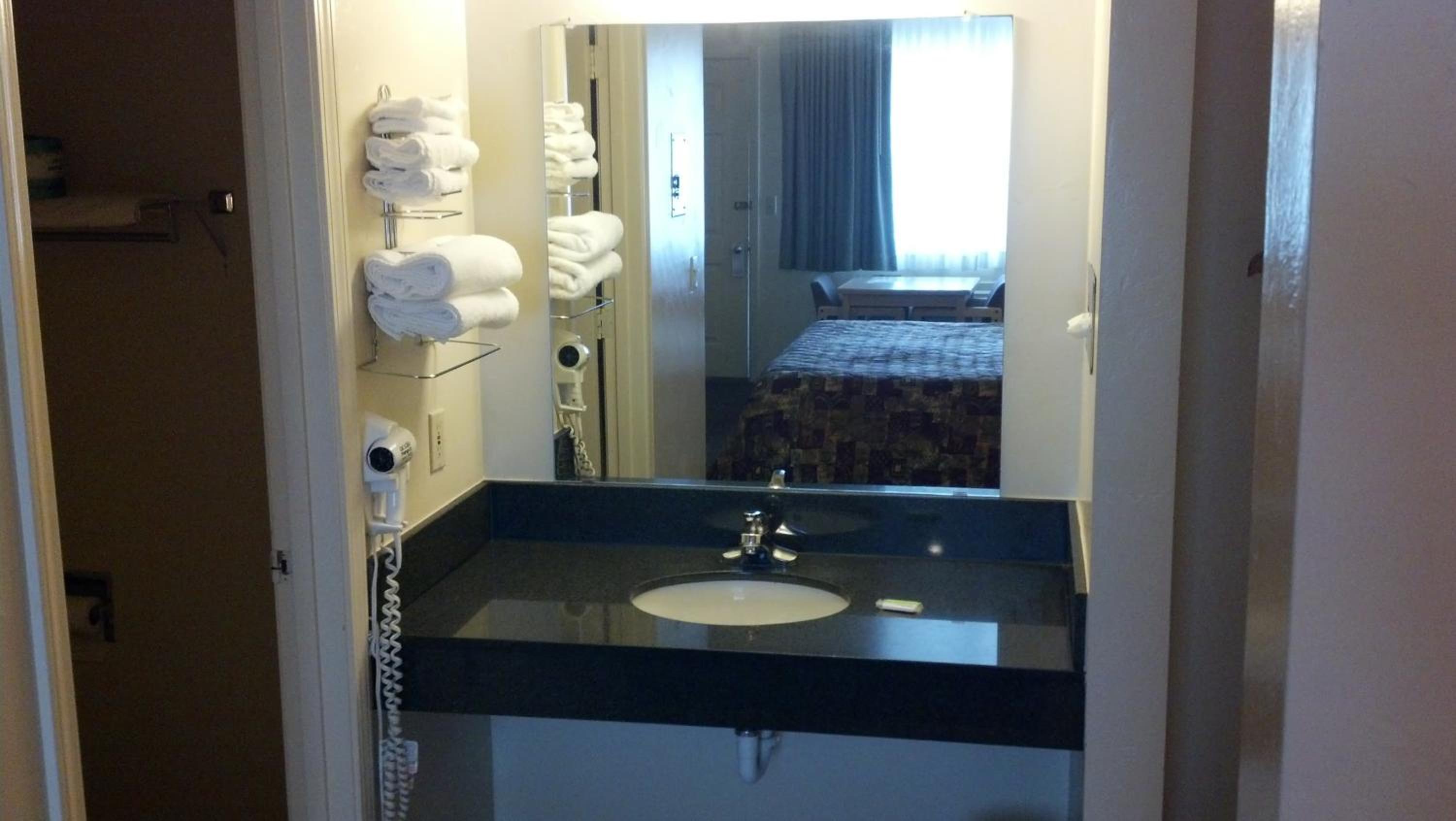 Queen Room with Two Queen Beds photo 2