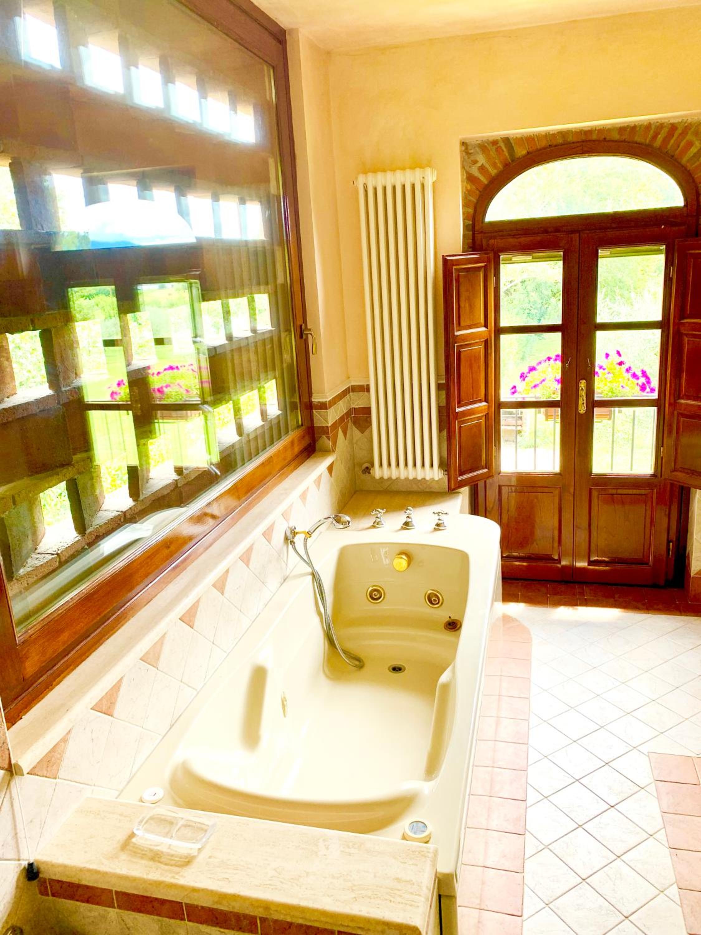 Double Room with Spa Bath - Photo 8
