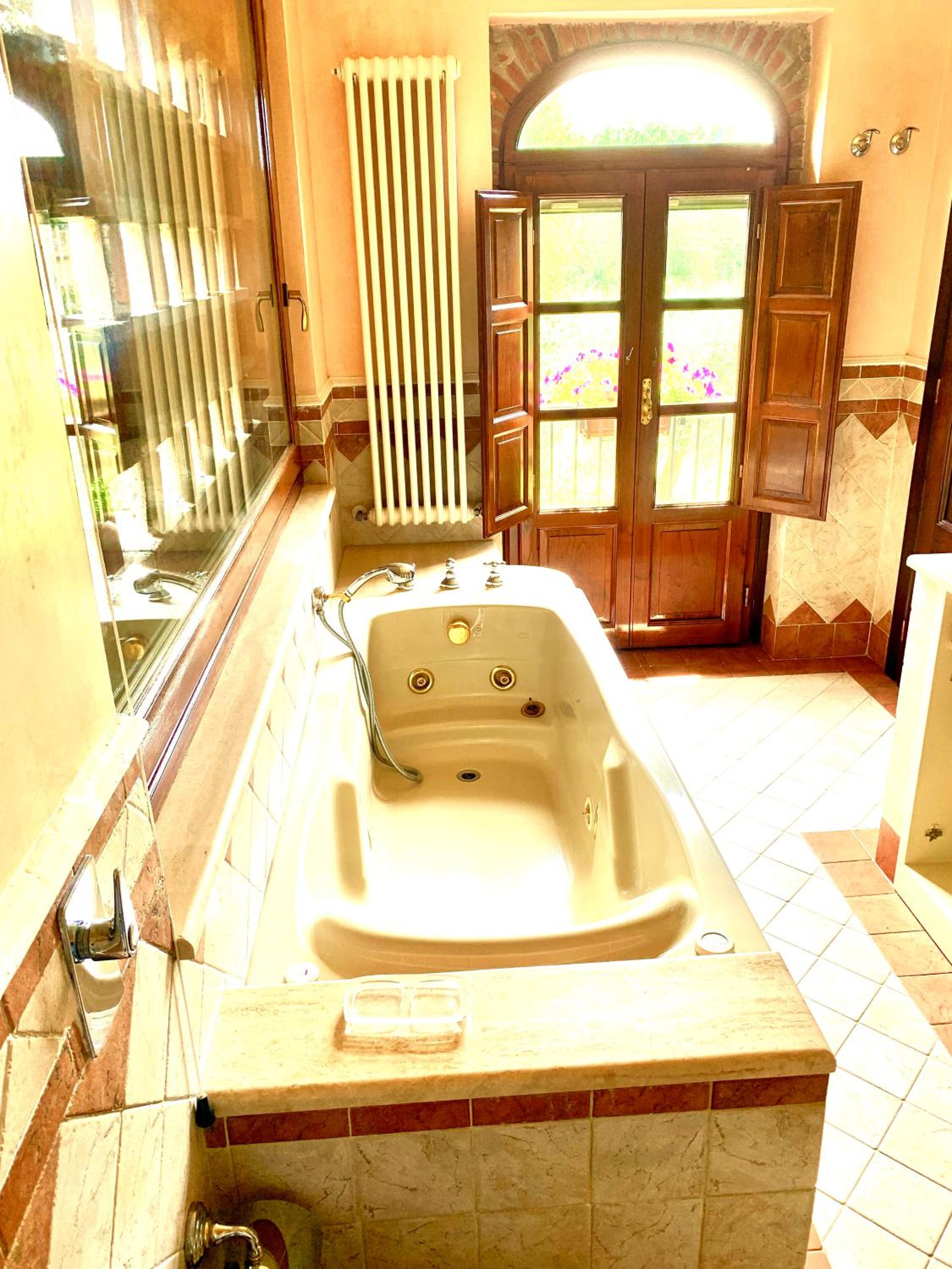Double Room with Spa Bath - Photo 4