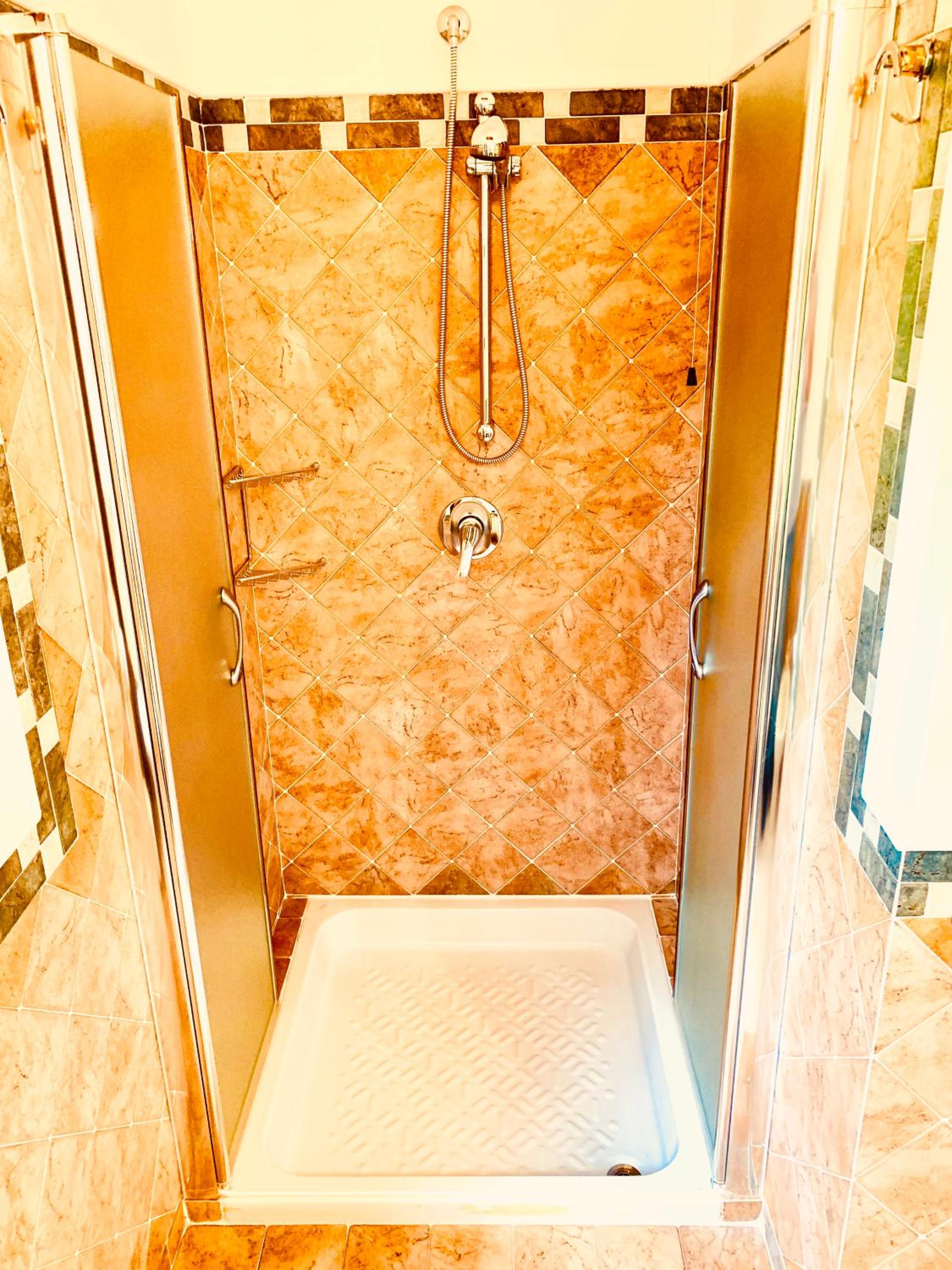 Double Room with Spa Bath - Photo 7