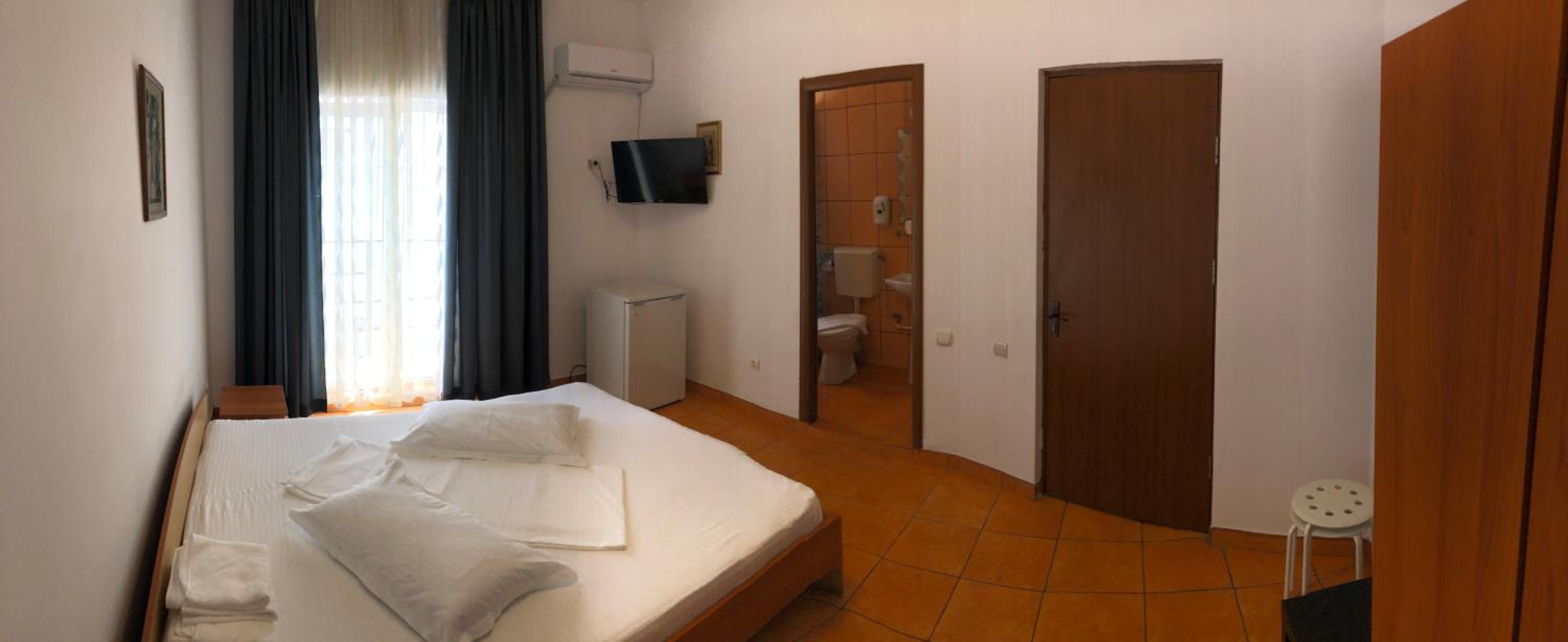 Large Double Room - Photo 1