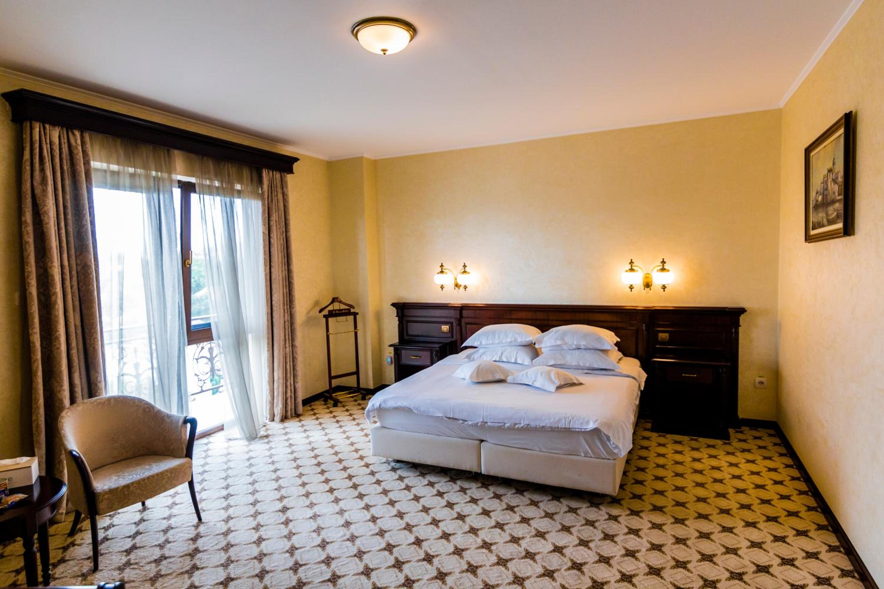 Queen Room with Balcony photo 2