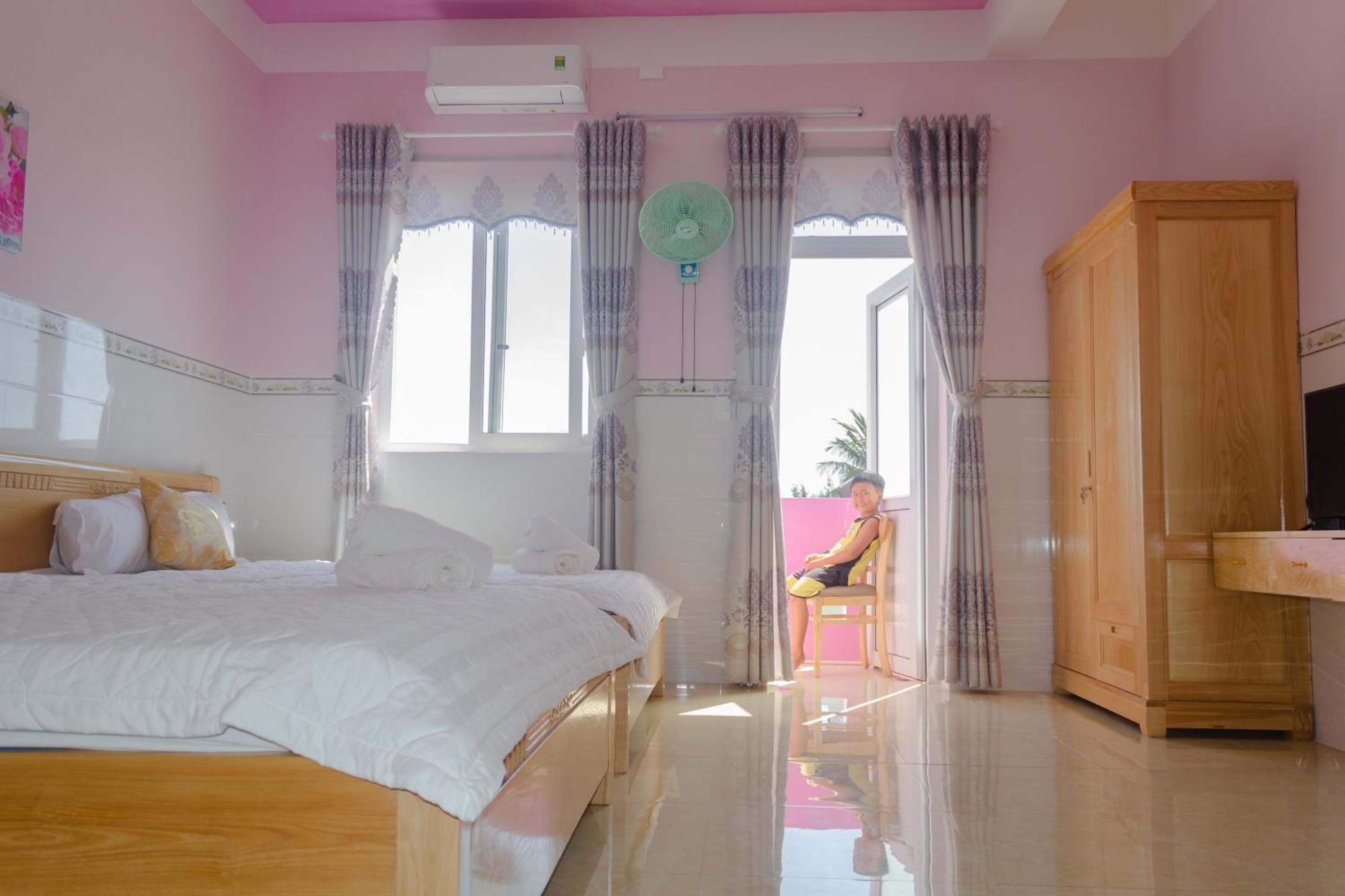 Standard Family Room - Photo 6