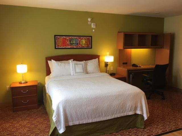 One-Bedroom Suite with Two Queen Beds and Bath Tub - Mobility/Hearing Accessible - Non-Smoking photo 2