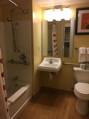 Queen Studio Suite -Hearing Impaired Access/Non-Smoking - Photo 2