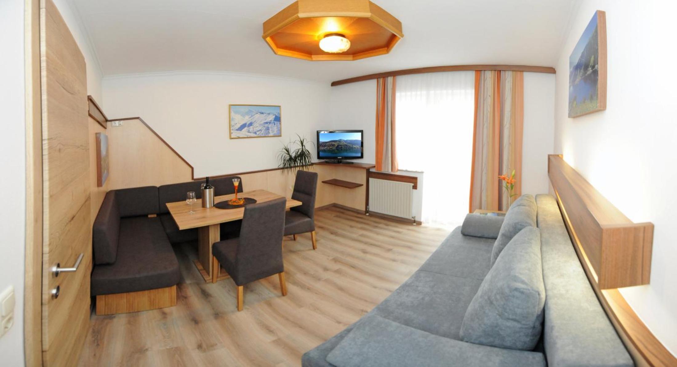 One-Bedroom Apartment with Lake View