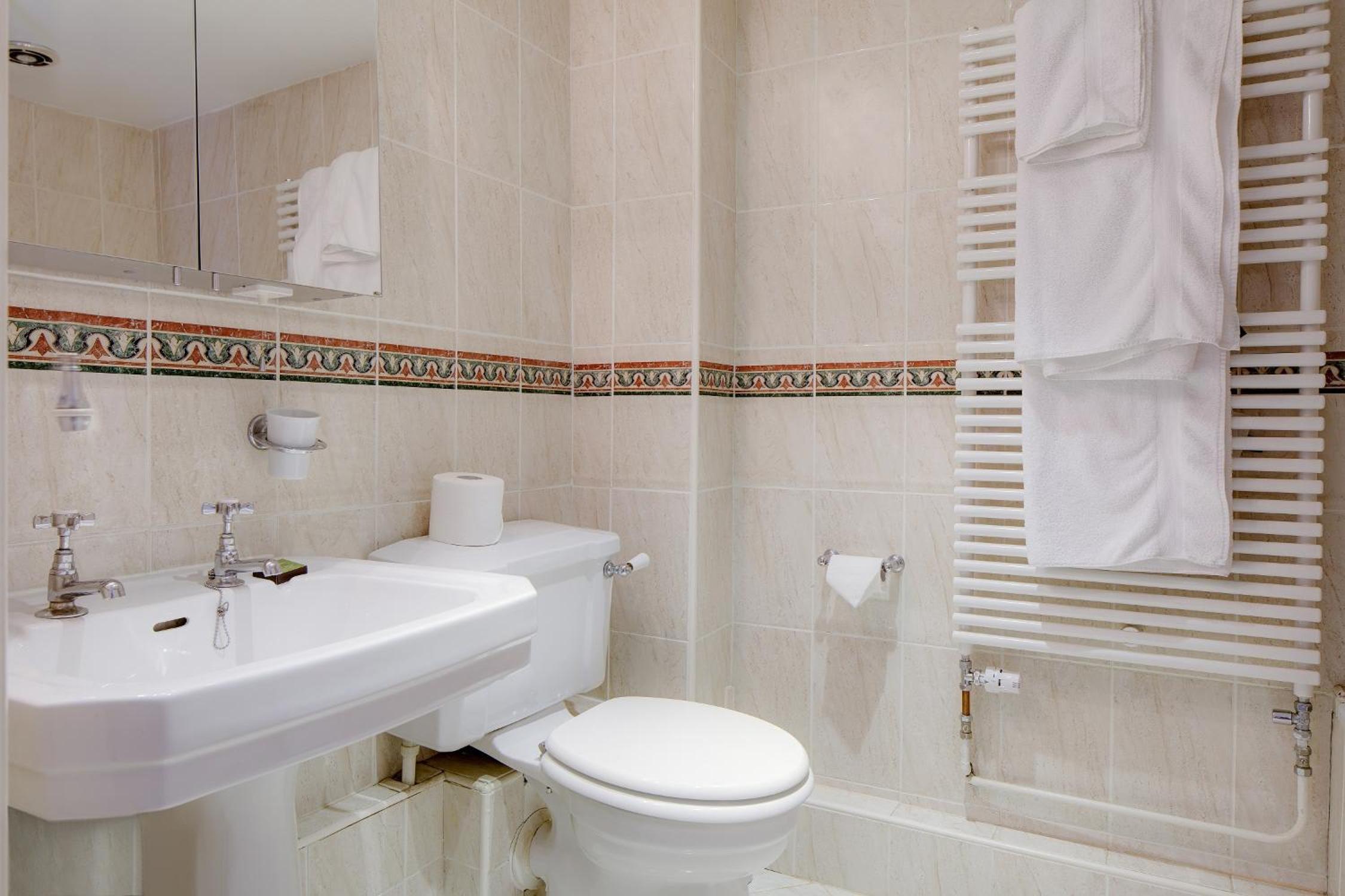 Queen Suite - Photo 2