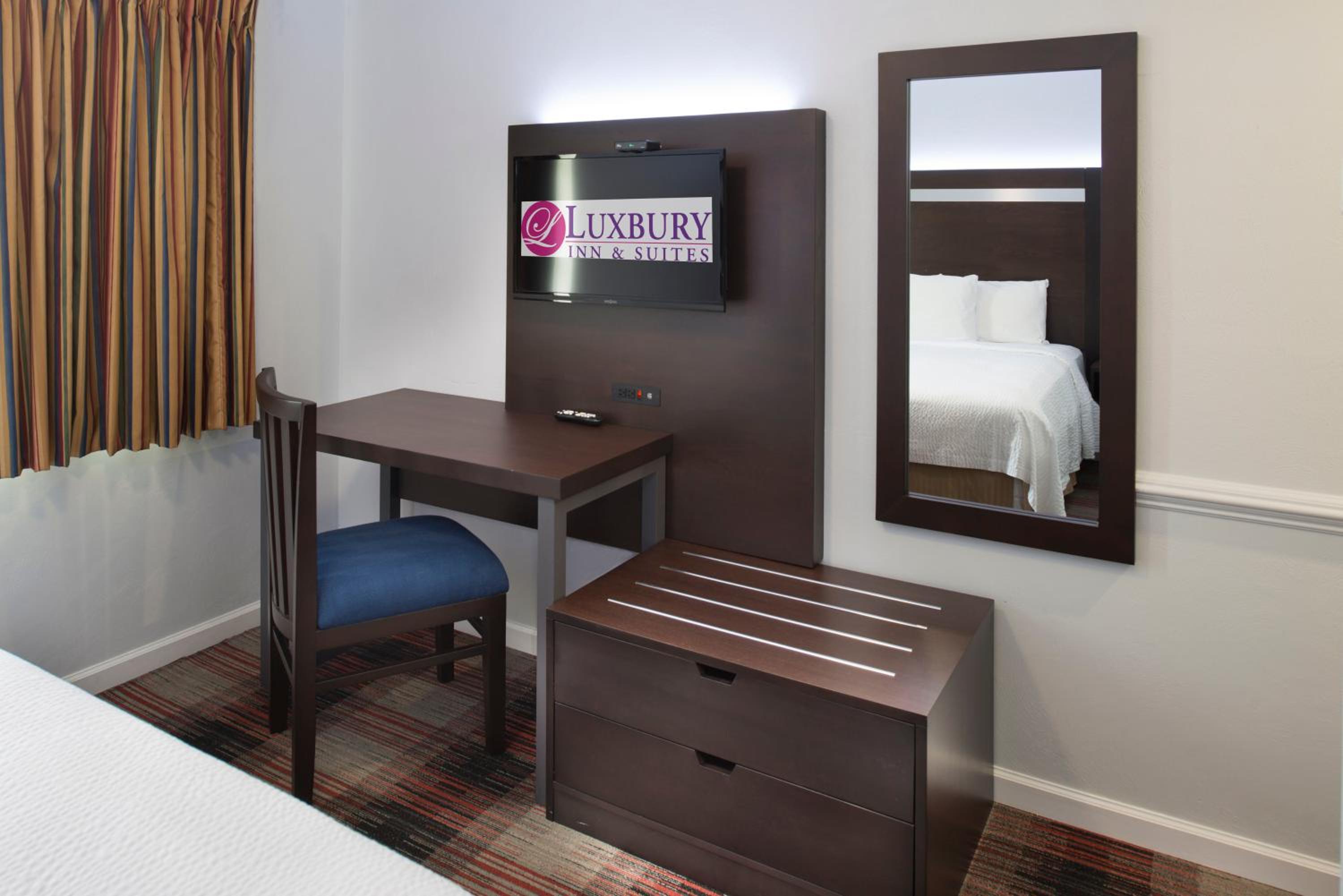 Deluxe One-Bedroom Suite - Photo 2
