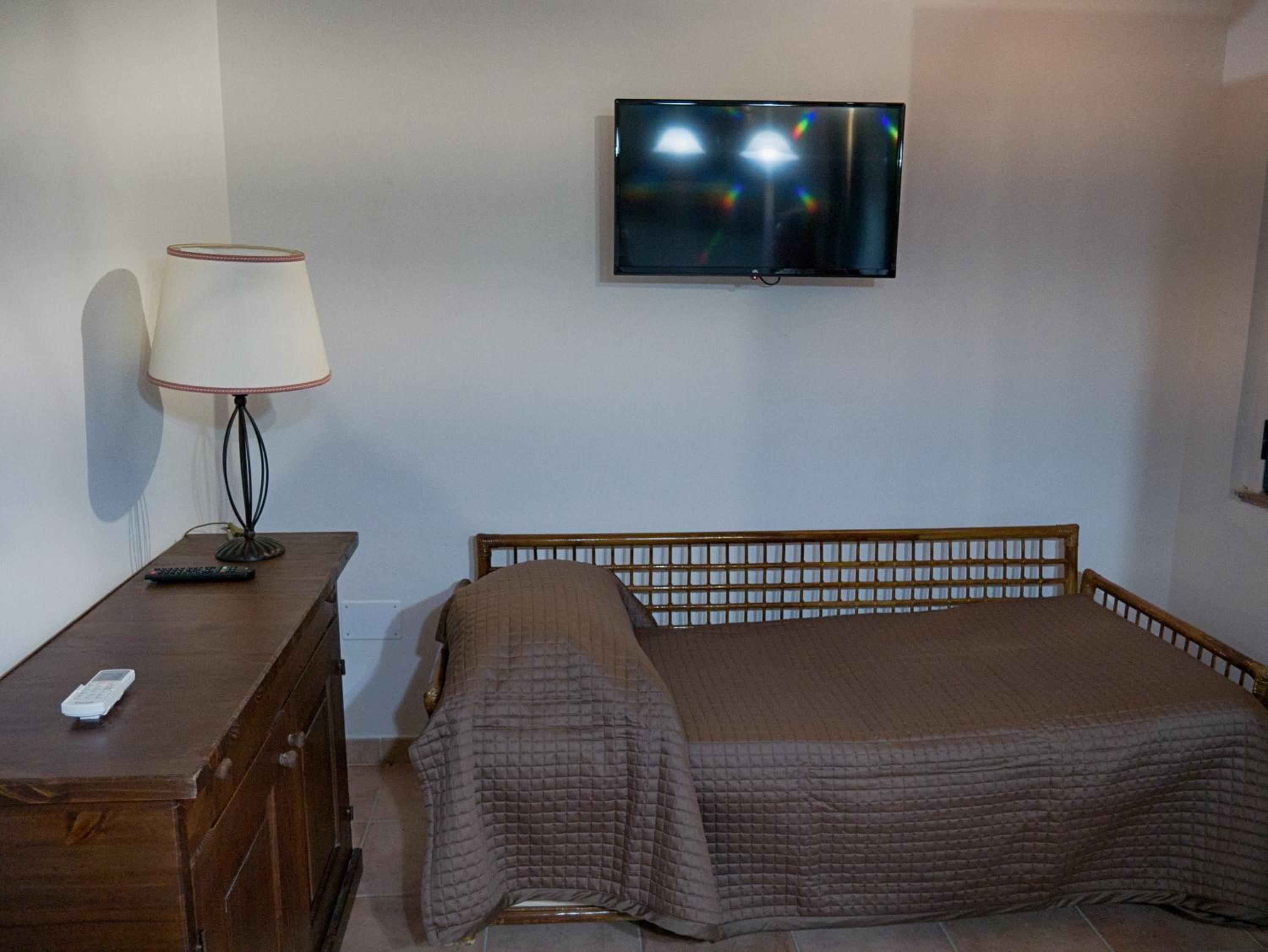 One-Bedroom Apartment - Photo 2