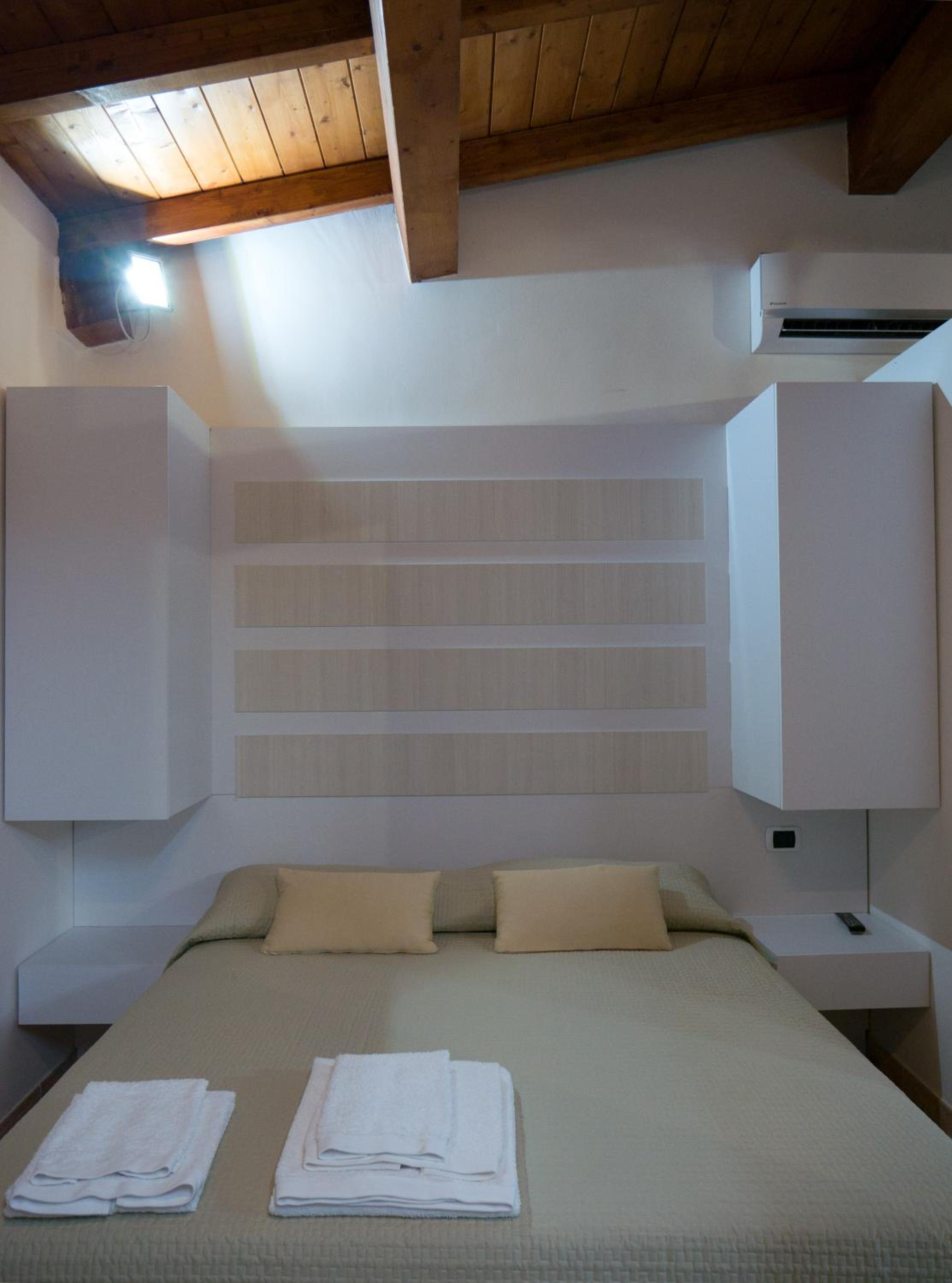One-Bedroom Apartment - Photo 1