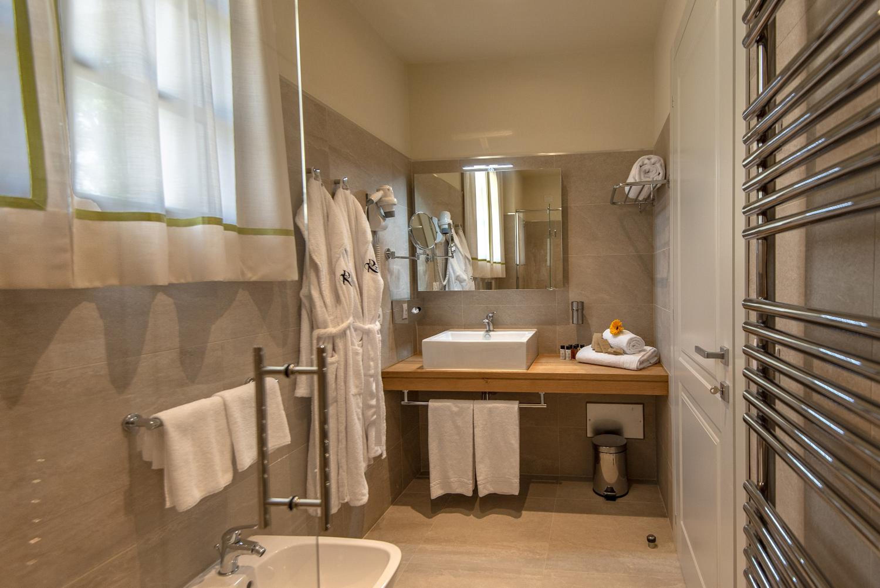 Suite with Hot Tub - Photo 11