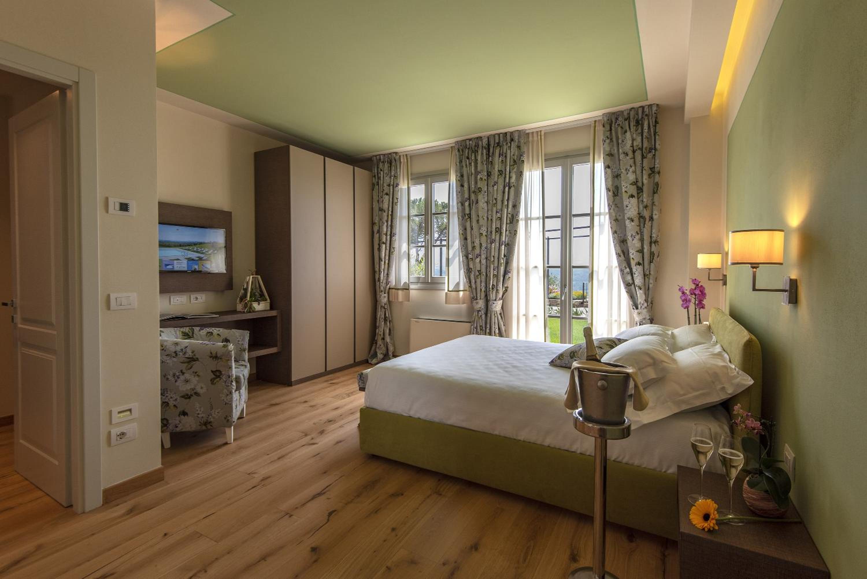 Suite with Hot Tub - Photo 5