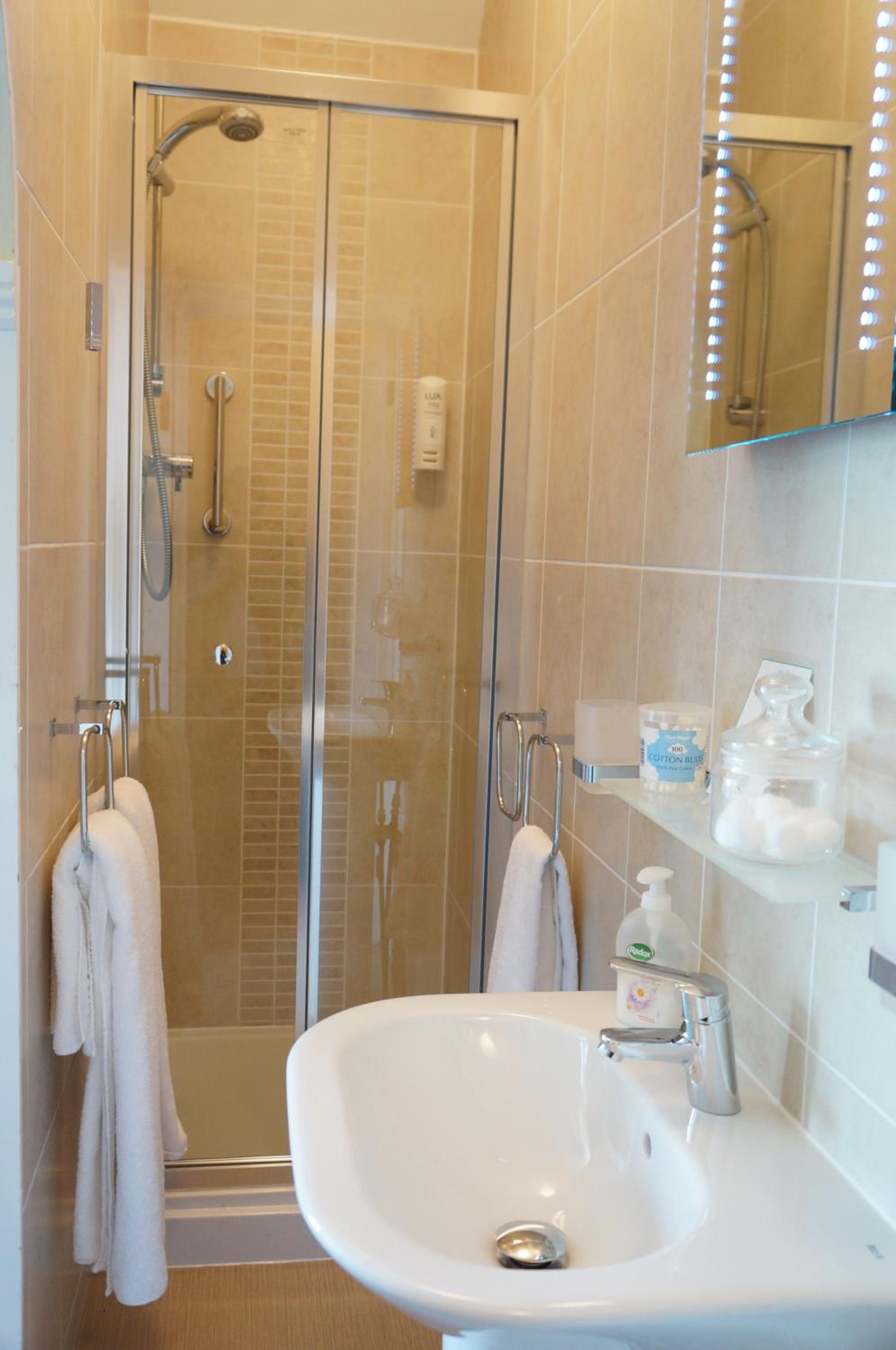 Standard Twin Room - Photo 3