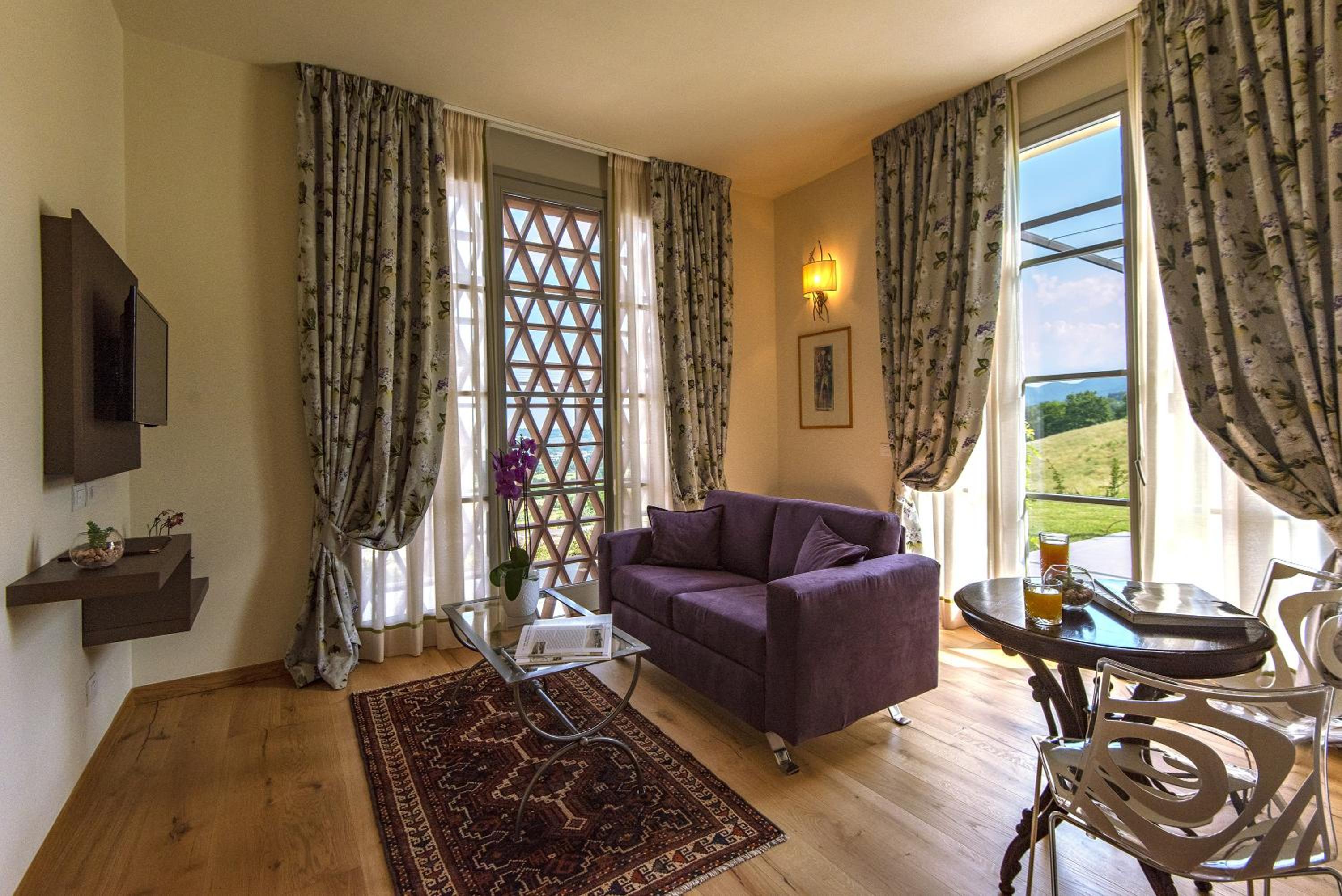 Executive Suite - Photo 2