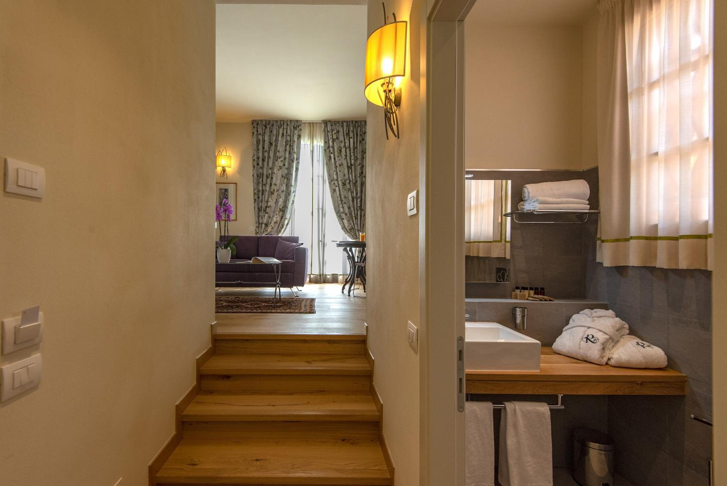 Executive Suite - Photo 3