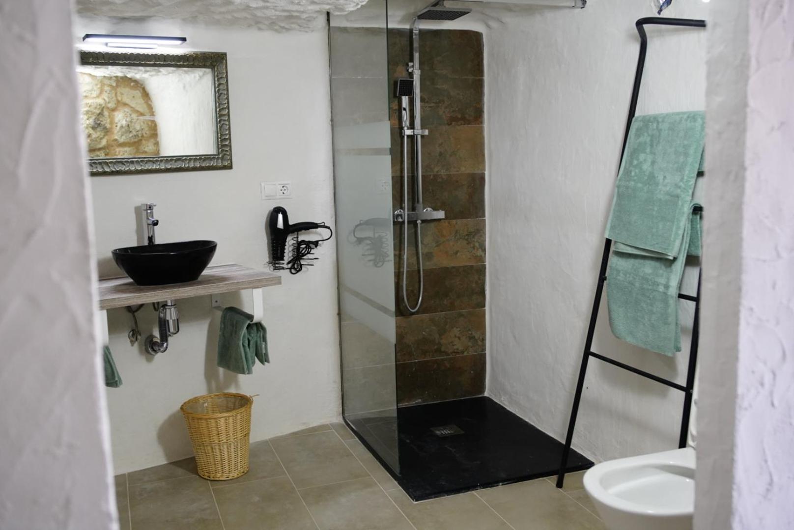 Suite Cave with Spa Bath photo 3