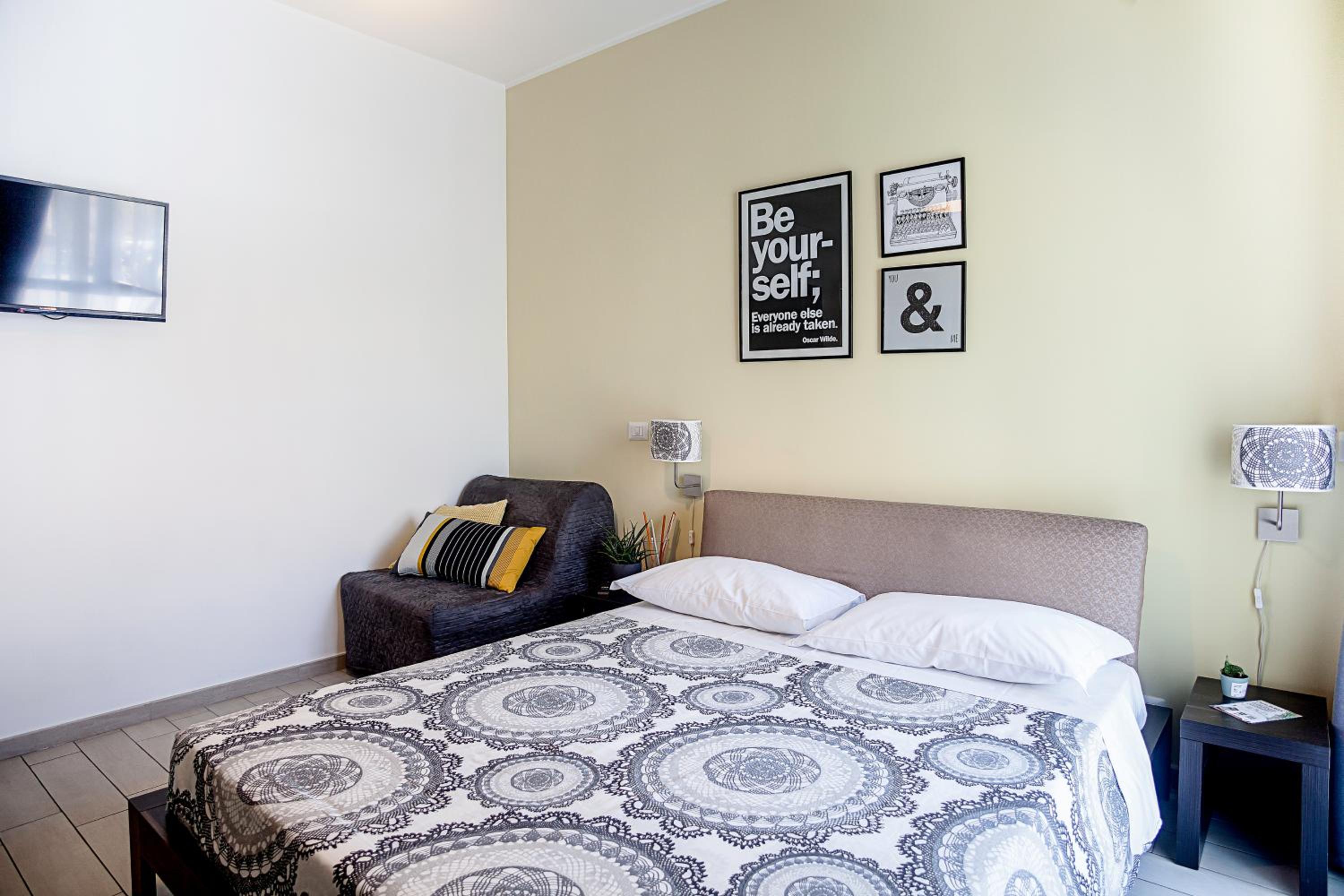 Deluxe One-Bedroom Apartment photo 2