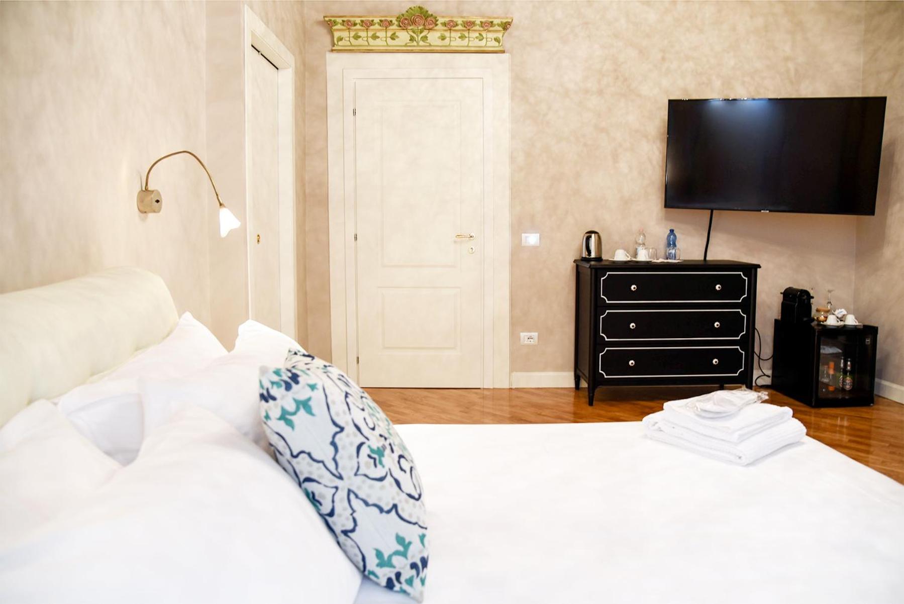Deluxe Room - Photo 7