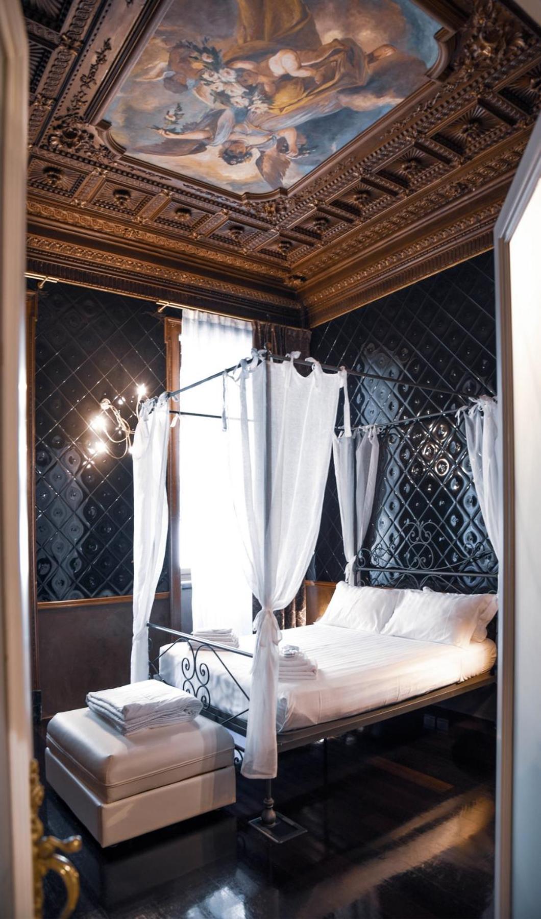 Deluxe Room - Photo 17