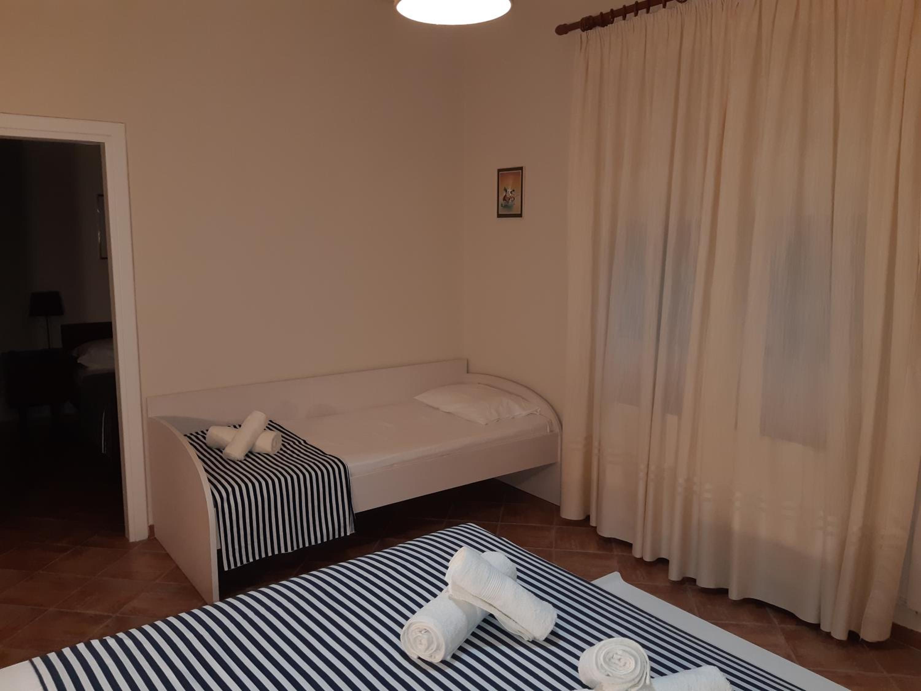 Two-Bedroom House - Photo 8