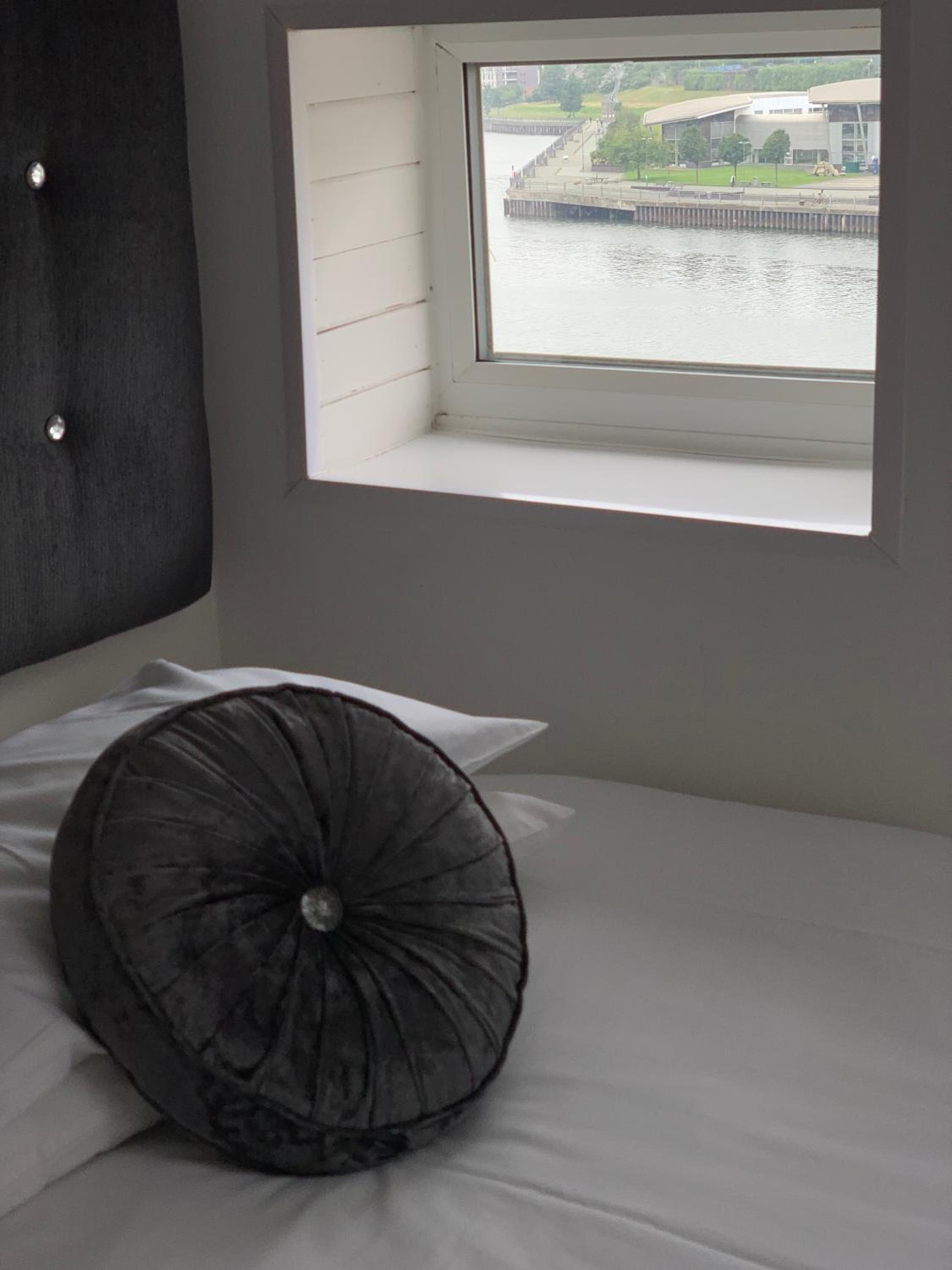 Deluxe Twin Room with River View & Skylight photo 2