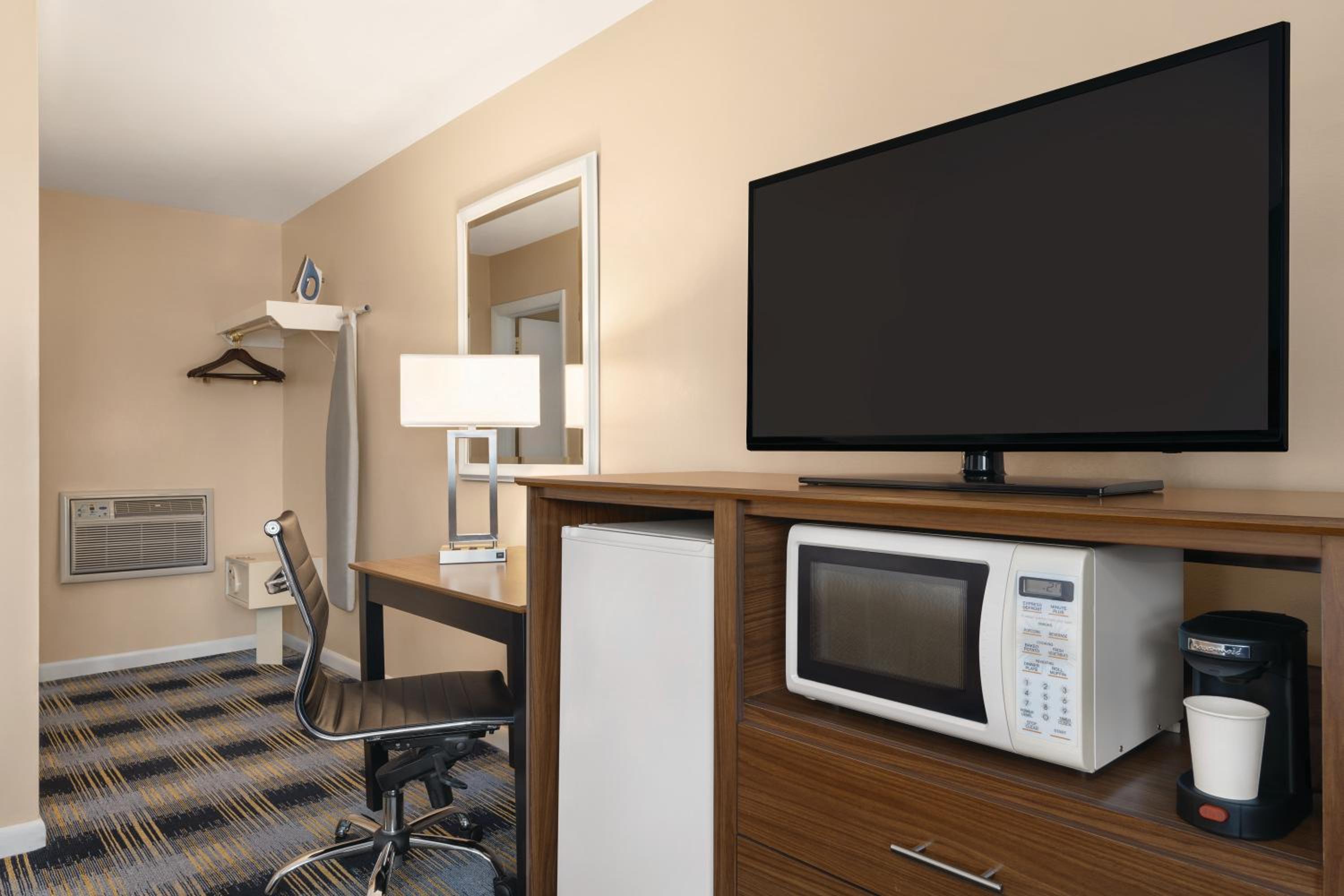 King Room - Non-Smoking - Photo 2